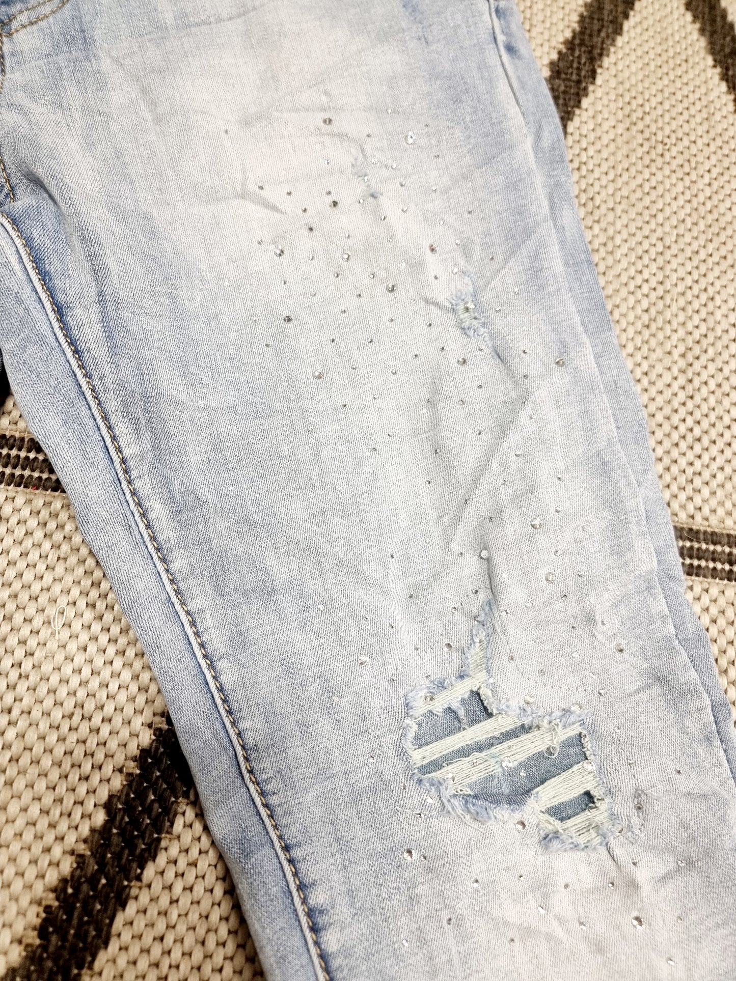 Helle Jeans mit Glitzersteinchen und Schmuckknöpfen Jewelly JP-2607 nur XS verfügbar