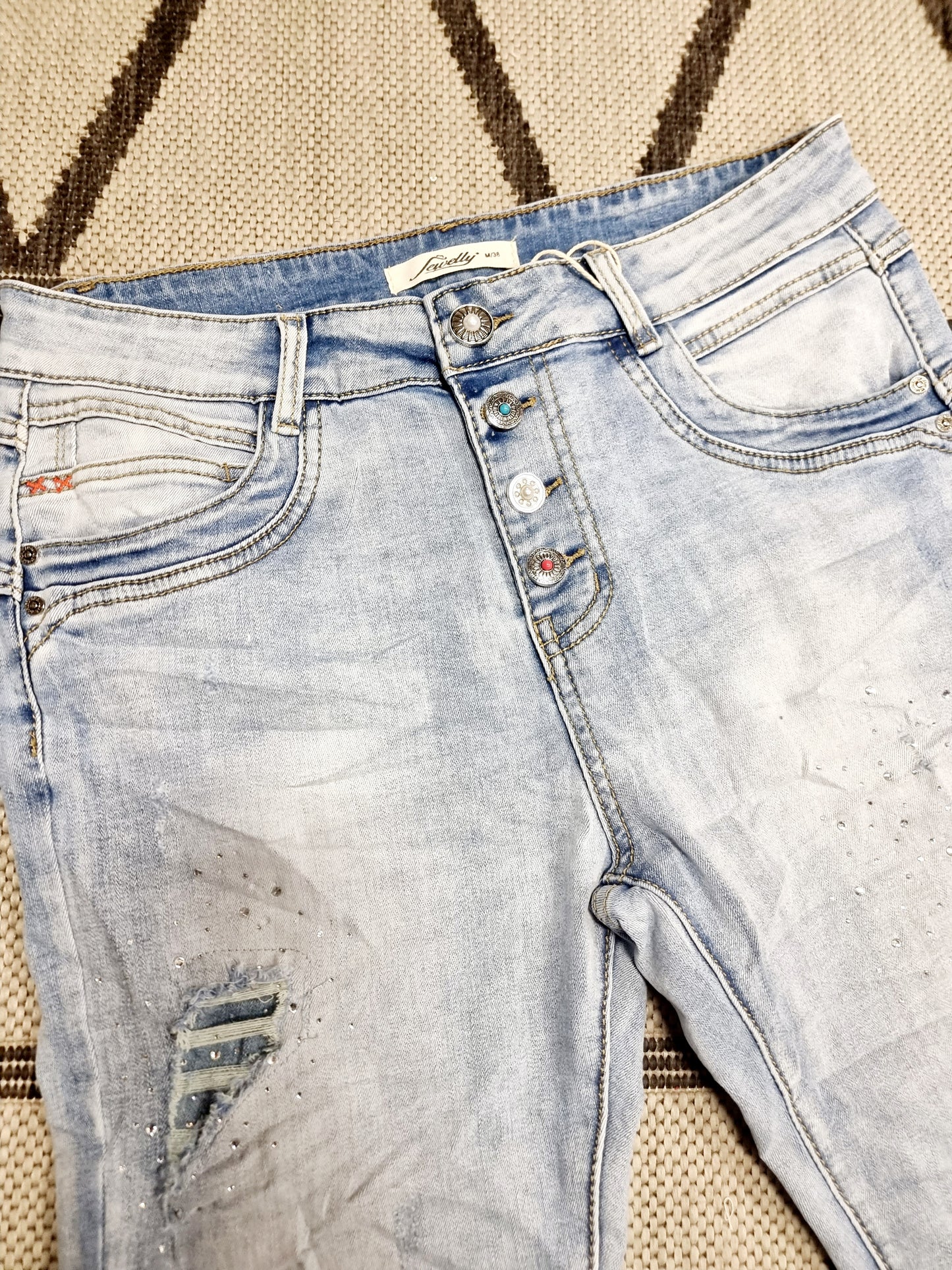 Helle Jeans mit Glitzersteinchen und Schmuckknöpfen Jewelly JP-2607 nur XS verfügbar