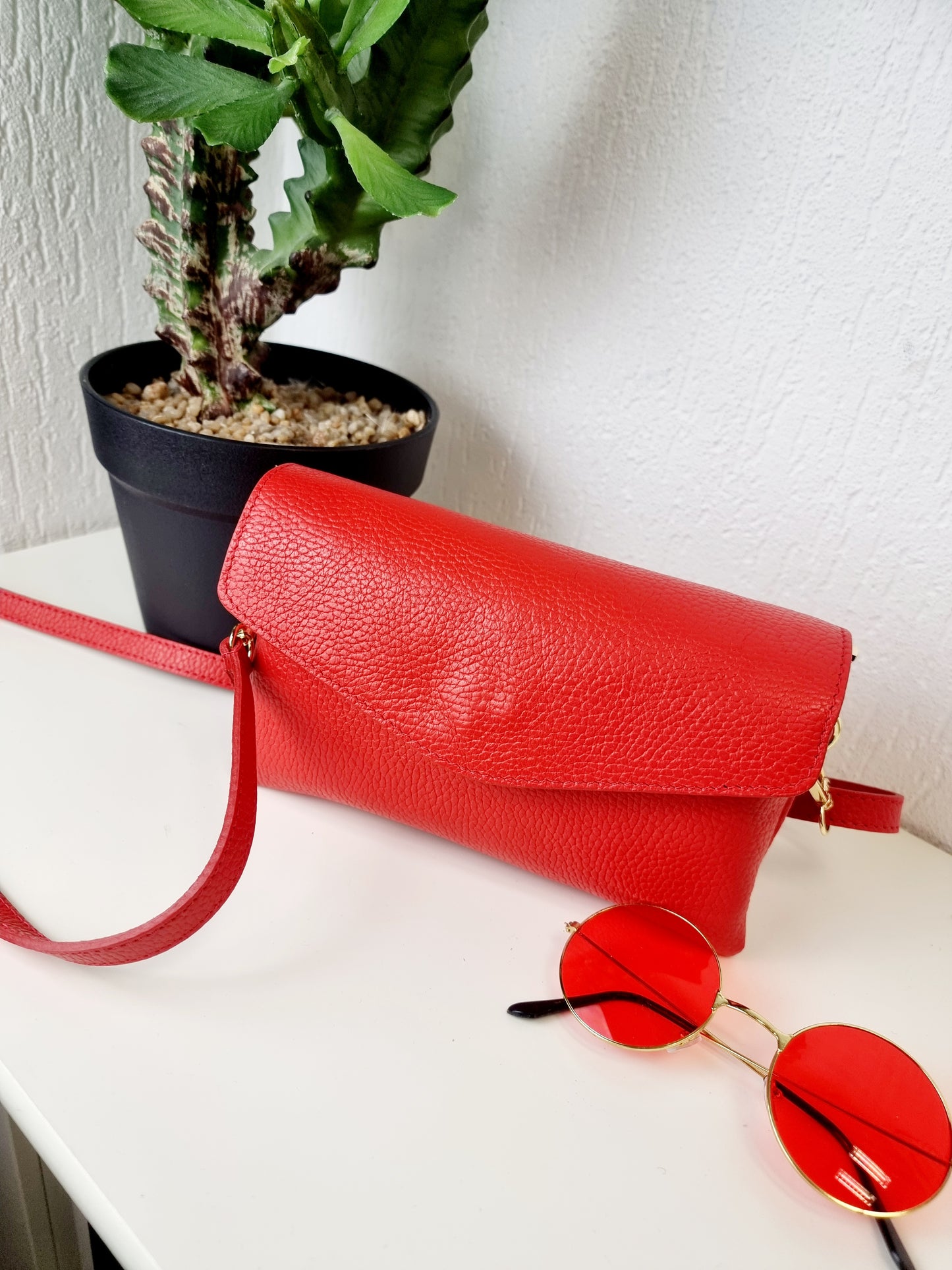 Schmale Handtasche Leder in Rot und Puderrosa