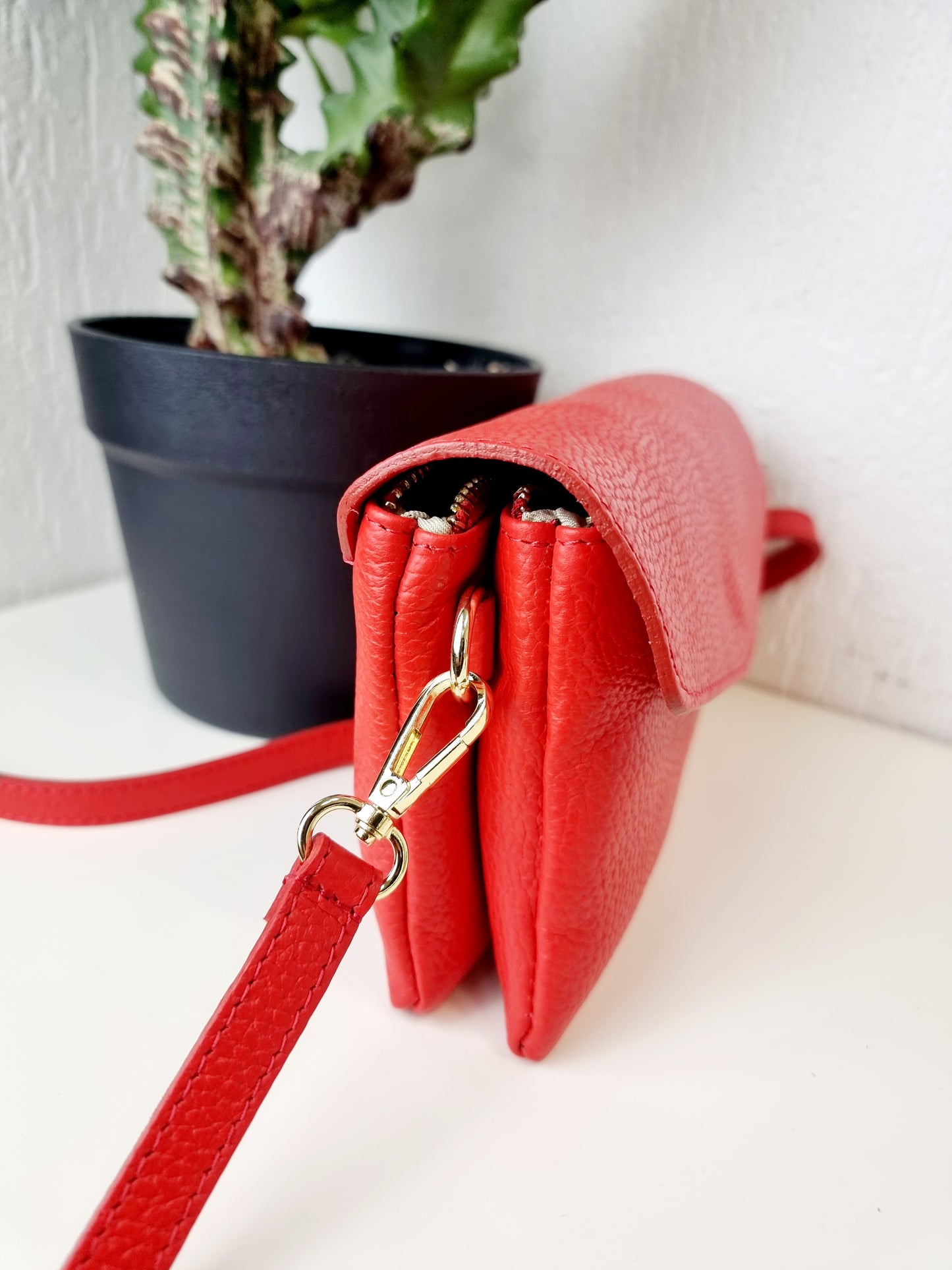 Schmale Handtasche Leder in Rot und Puderrosa