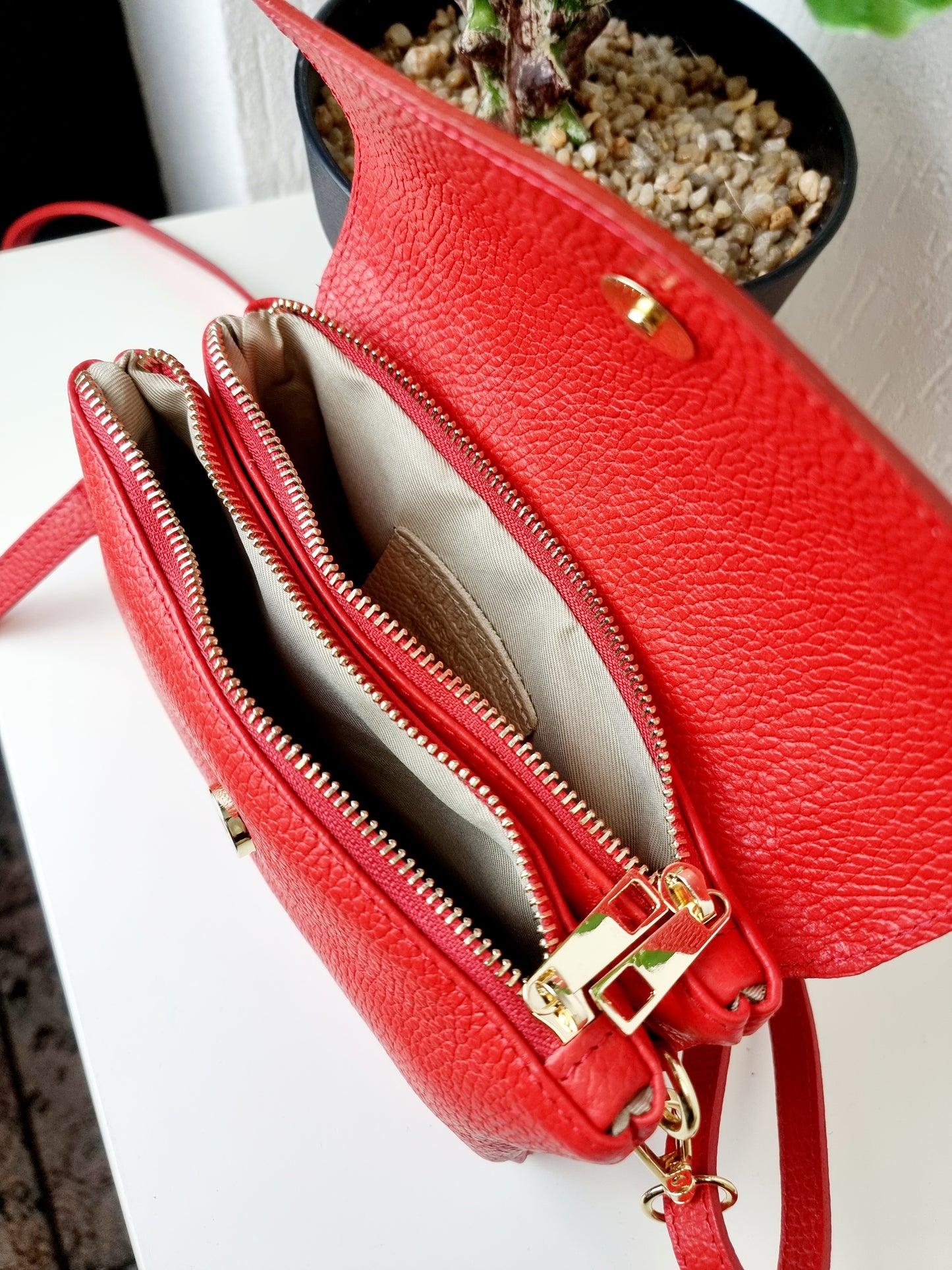 Schmale Handtasche Leder in Rot und Puderrosa