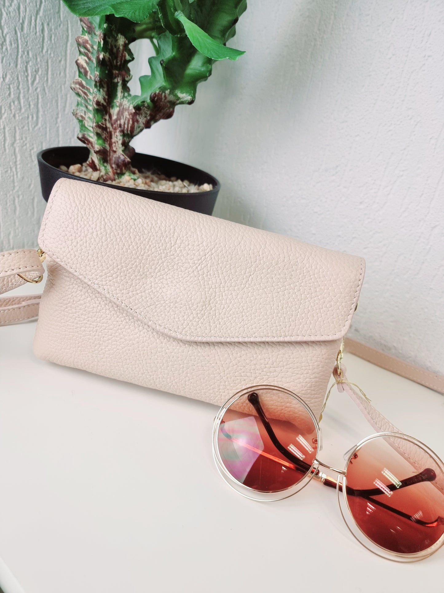 Schmale Handtasche Leder in Rot und Puderrosa