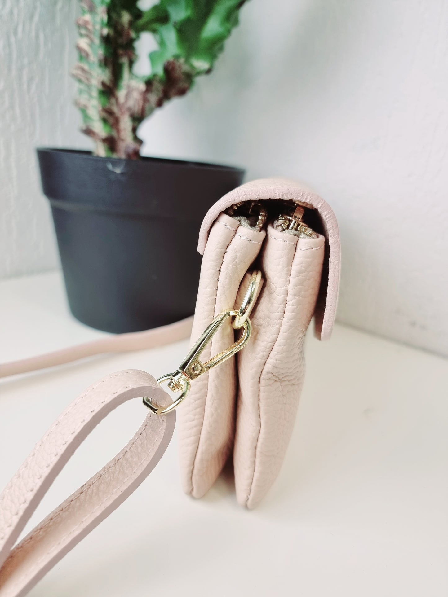Schmale Handtasche Leder in Rot und Puderrosa