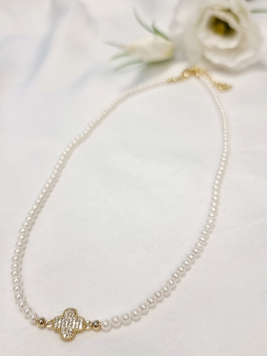 Perlenkette mit Akzenten in Form eines vierblättrigen Kleeblatts aus Zirkon