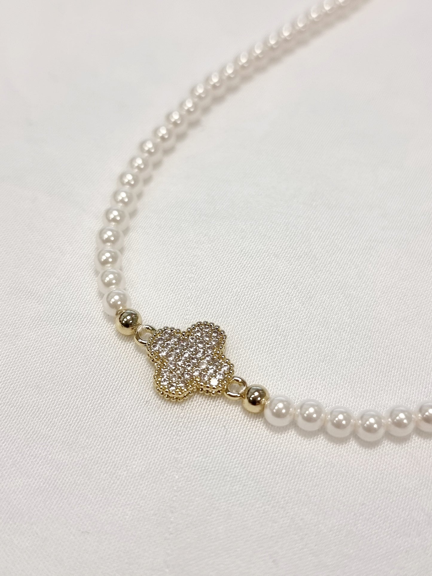 Perlenkette mit Akzenten in Form eines vierblättrigen Kleeblatts aus Zirkon