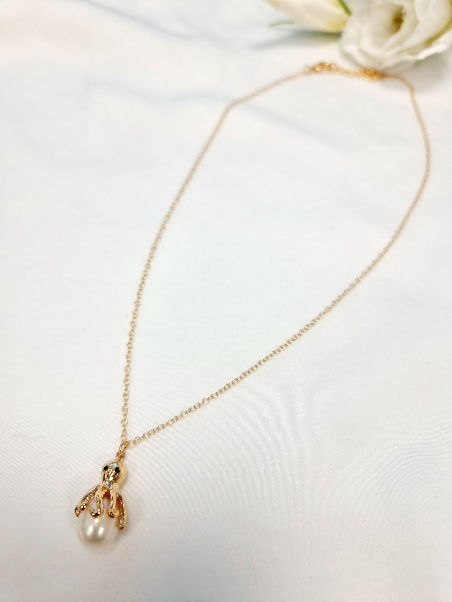 Goldene kurze Kette mit Octopus und Süßwasserperle