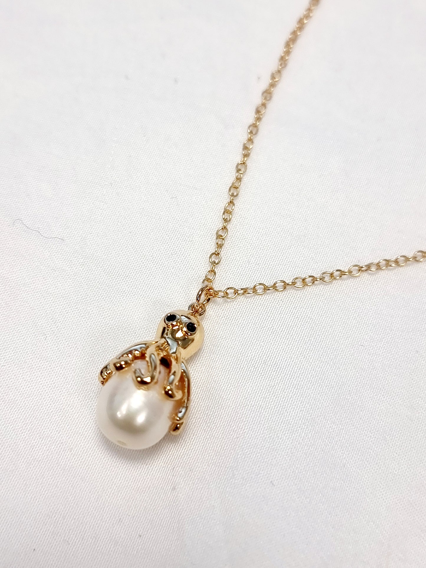 Goldene kurze Kette mit Octopus und Süßwasserperle