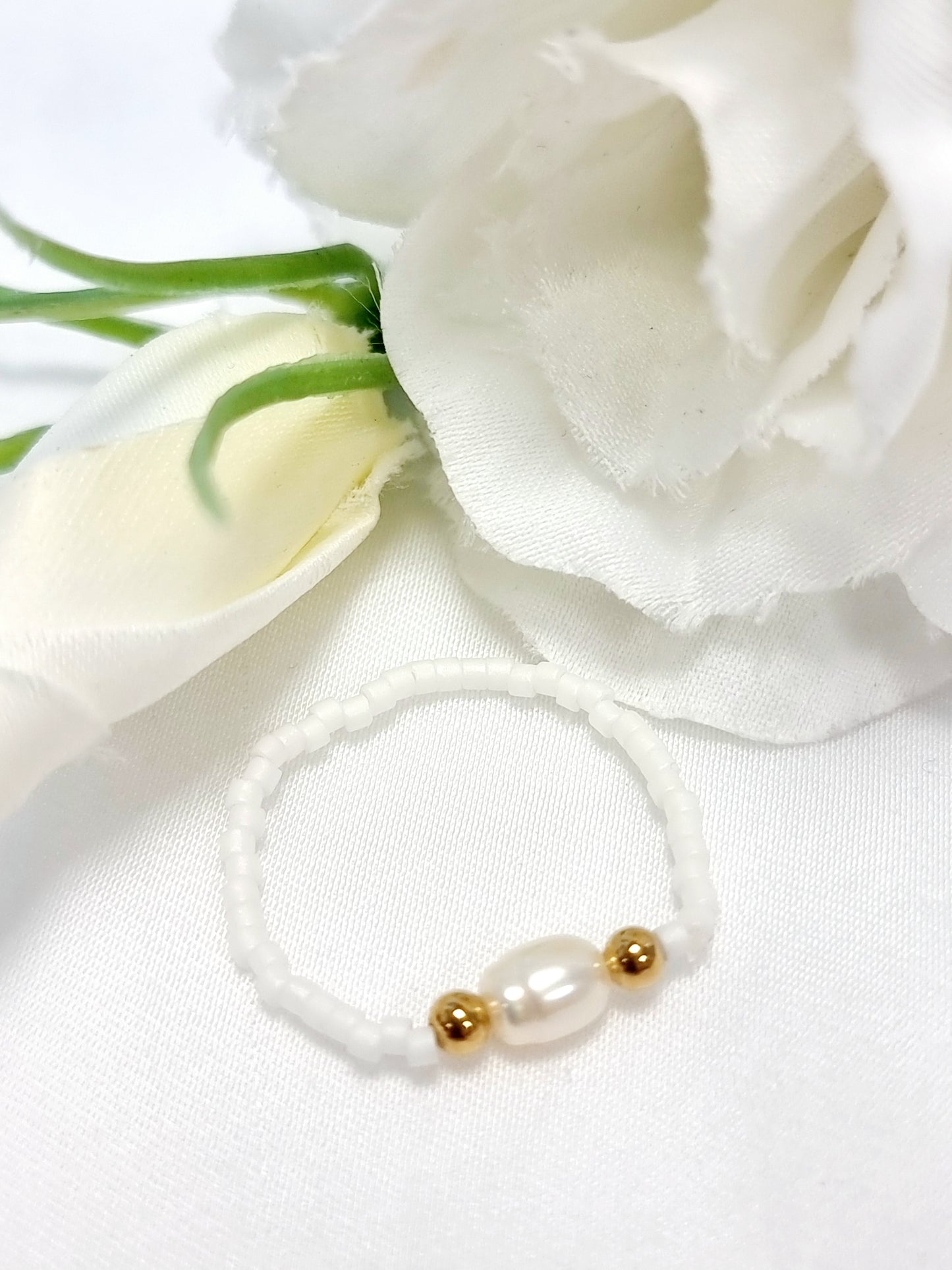 Ring Biba - elastisch, Metall Gold, Myuki-Perlen Weiss, eine Süsswasserperle