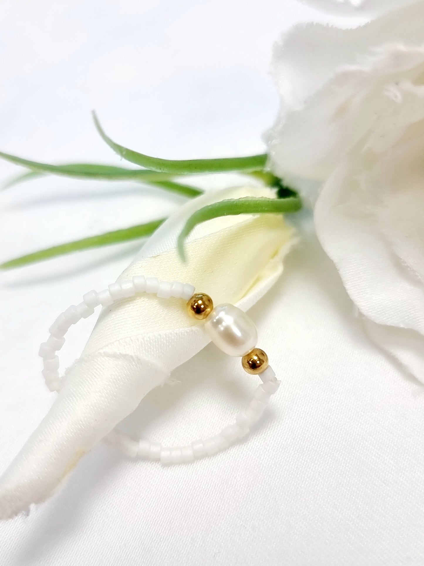 Ring Biba - elastisch, Metall Gold, Myuki-Perlen Weiss, eine Süsswasserperle