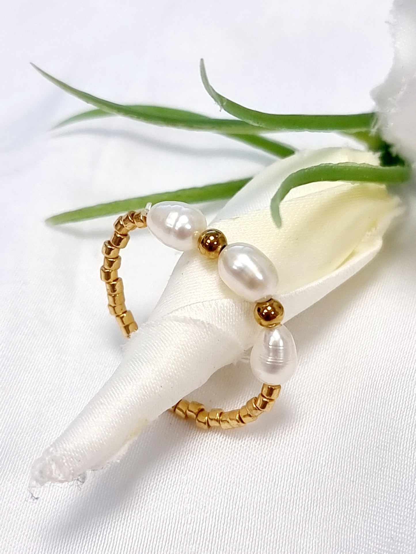 Ring Biba - elastisch, Gold und mit Myuki-Perlen Weiss, 3 Süsswasserperlen