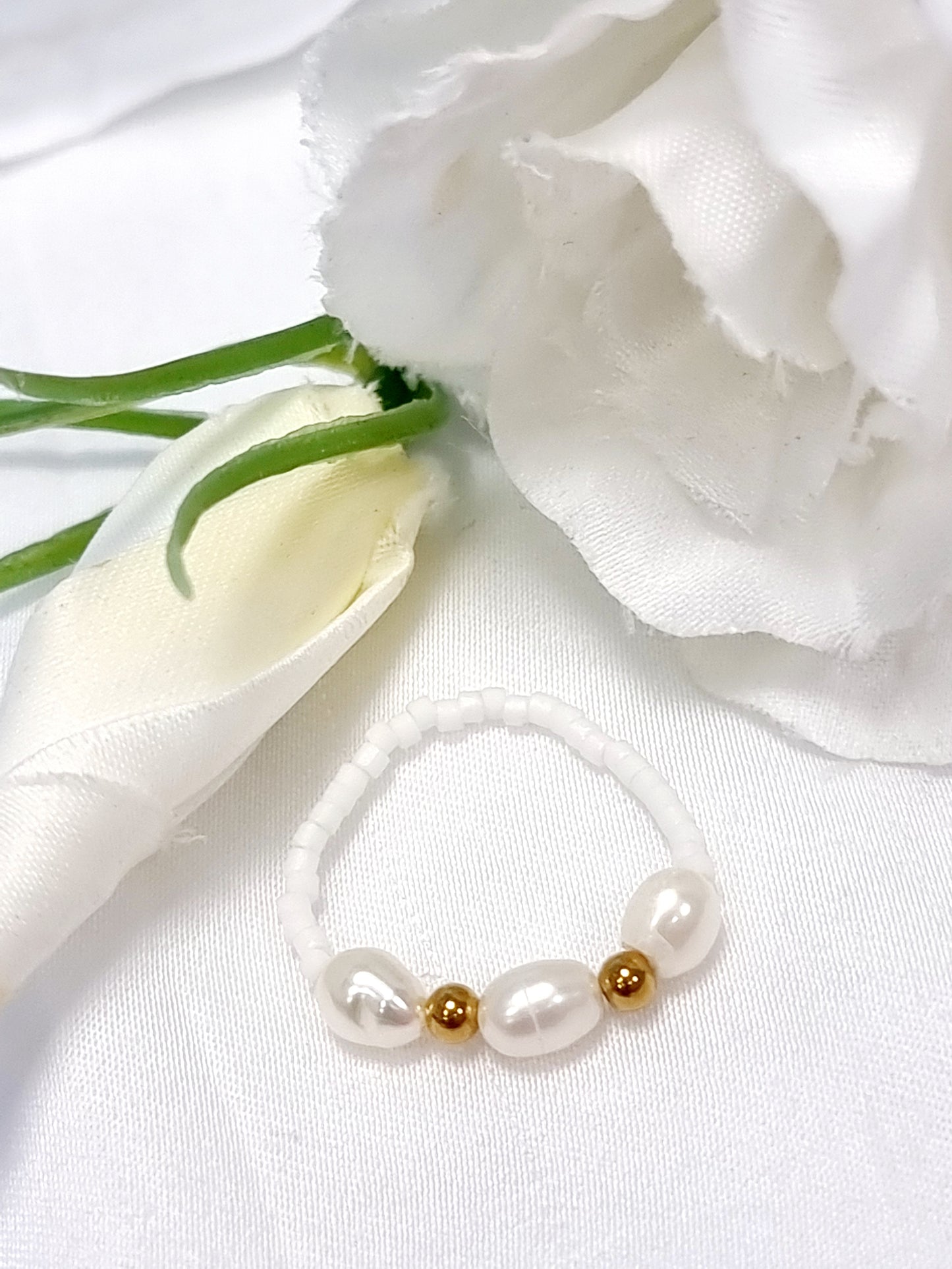 Ring Biba - elastisch, Gold und mit Myuki-Perlen Weiss, 3 Süsswasserperlen