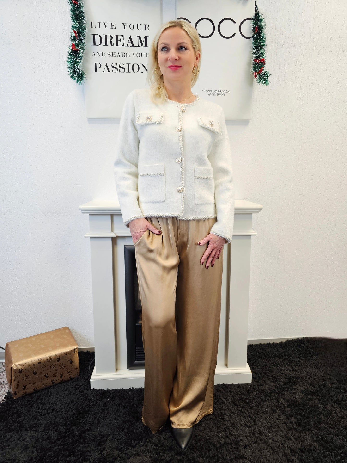 Jacke im Boucle Stil in Cremeweiß mit Perlmutknöpfen