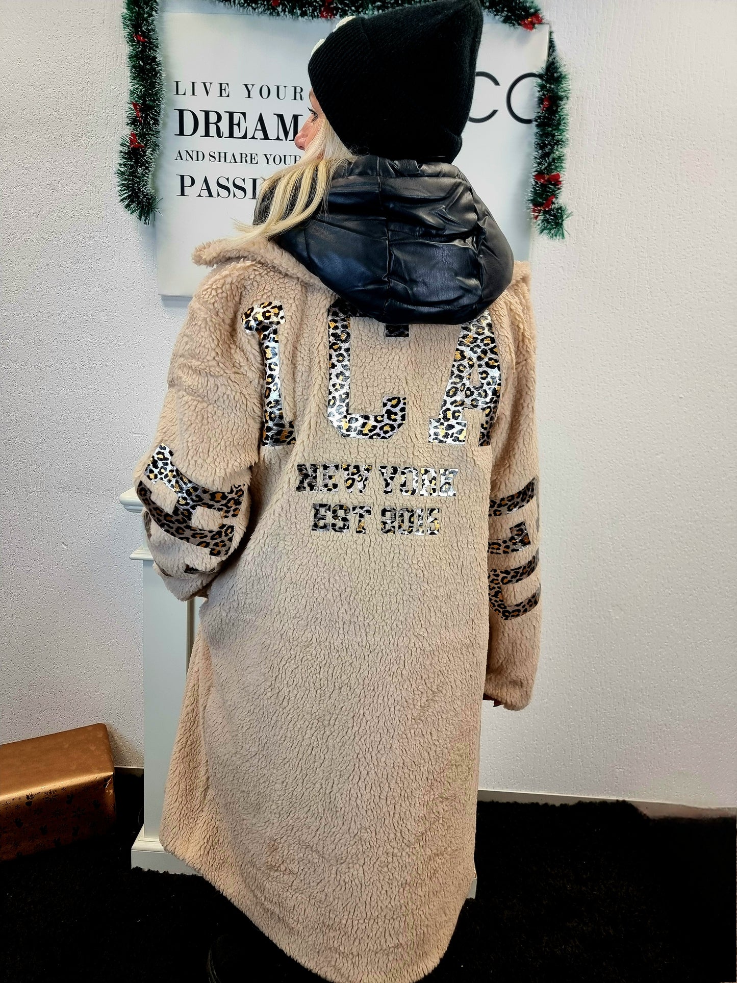 Teddymantel in Beige mit Leo Schriftzug onesize