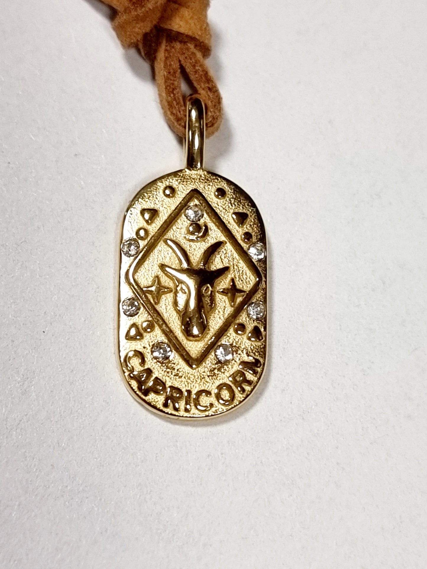 Wickelkette mit Camelfarbigen Wildlederband mit Sternzeichenanhänger in Gold