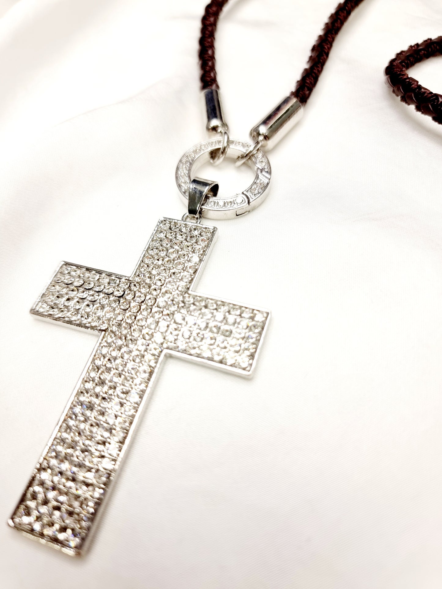Vario Halskette Dunkelbraunes geflochtenes Leder mit Kreuz-Anhänger