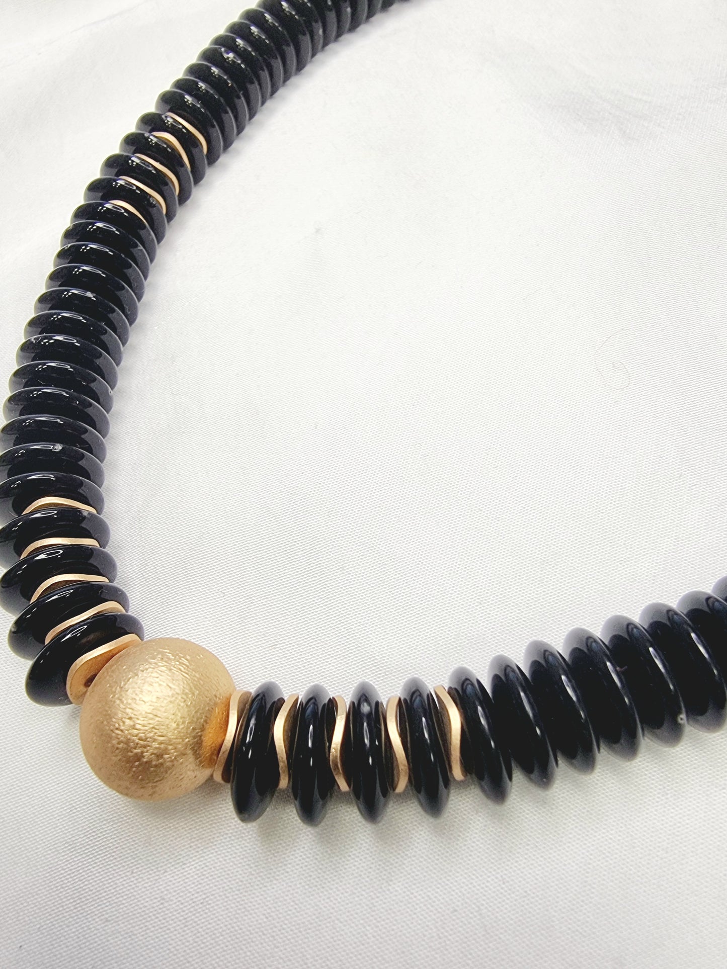Kurze Kette Schwarz/Gold Plättchen von BIBA