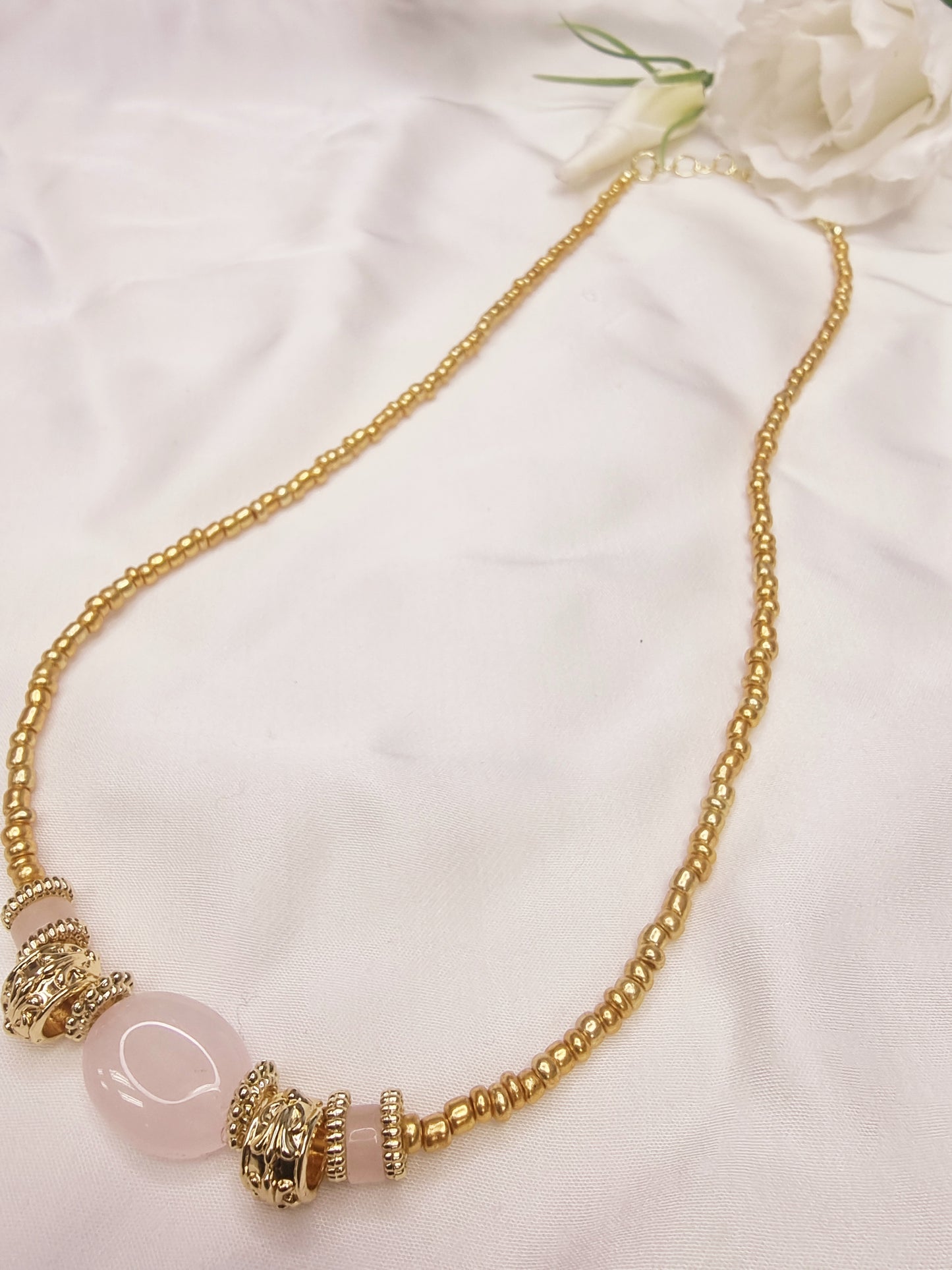 Kurze goldene Kette mit Rosenquarz-Elementen