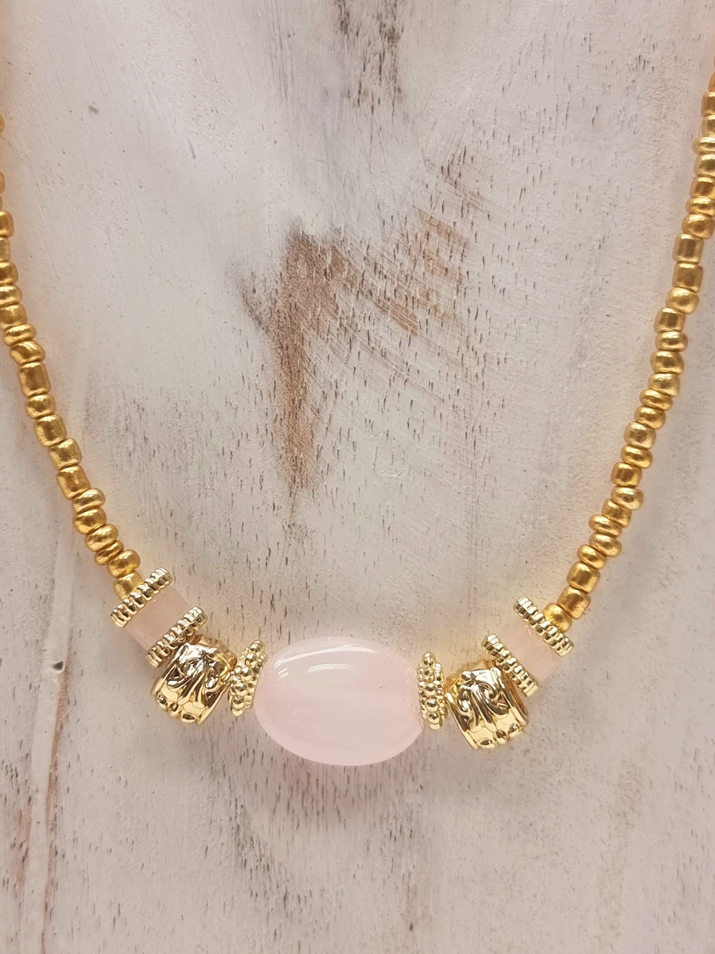 Kurze goldene Kette mit Rosenquarz-Elementen