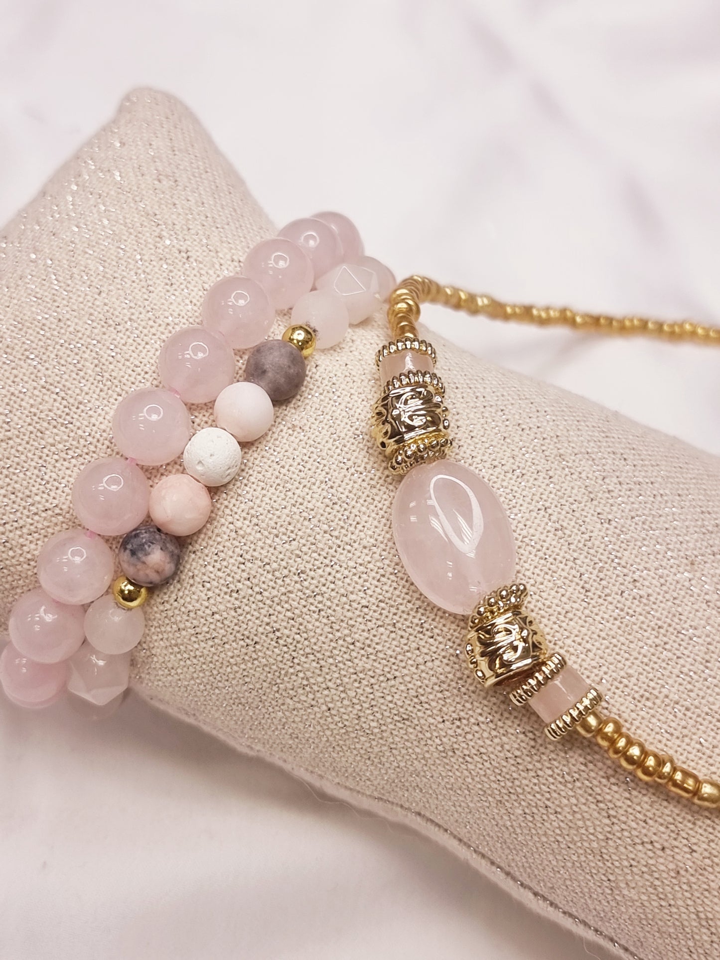 Kurze goldene Kette mit Rosenquarz-Elementen