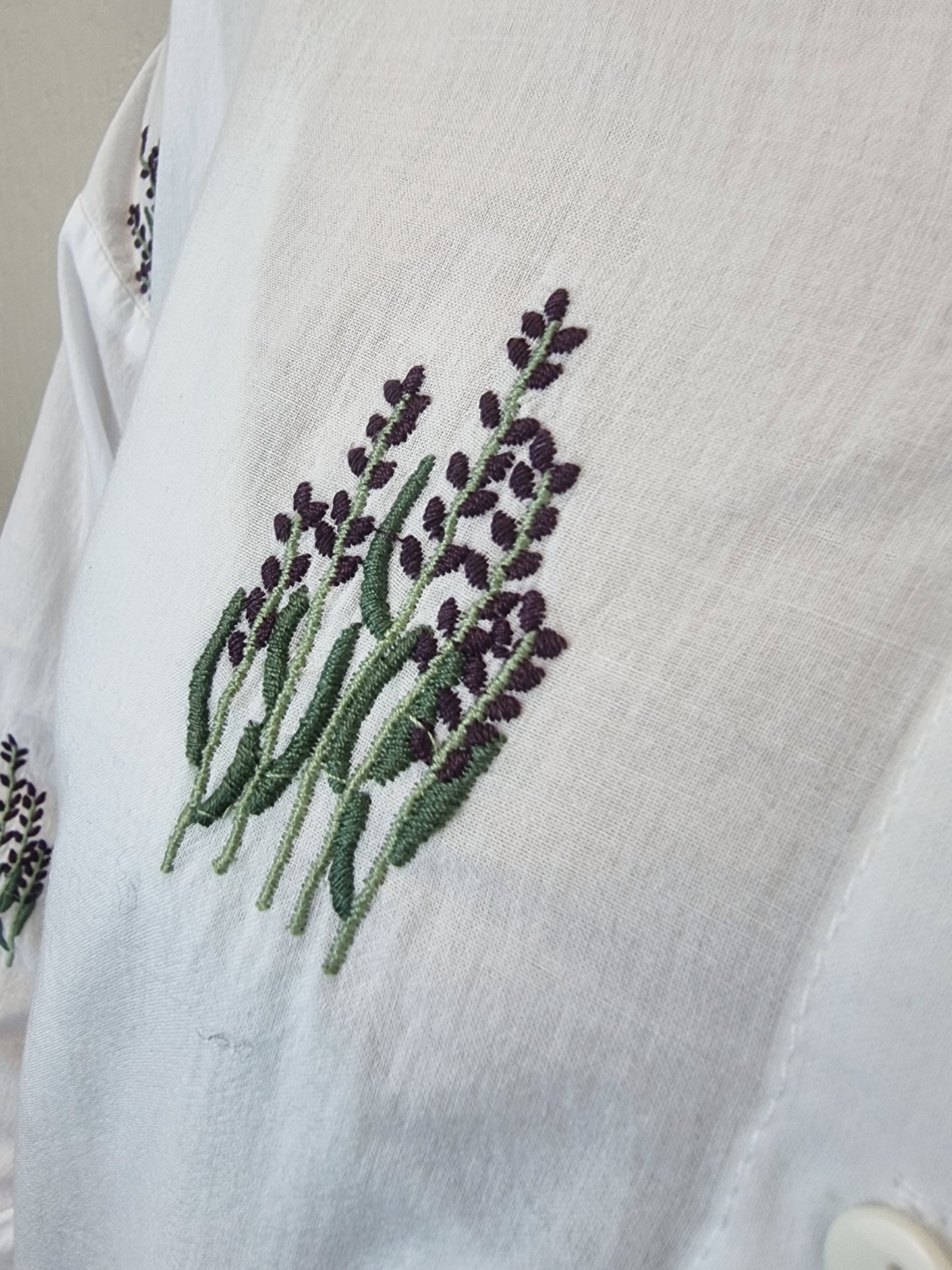 Baumwollbluse mit Lavendel Blumen Stickereien