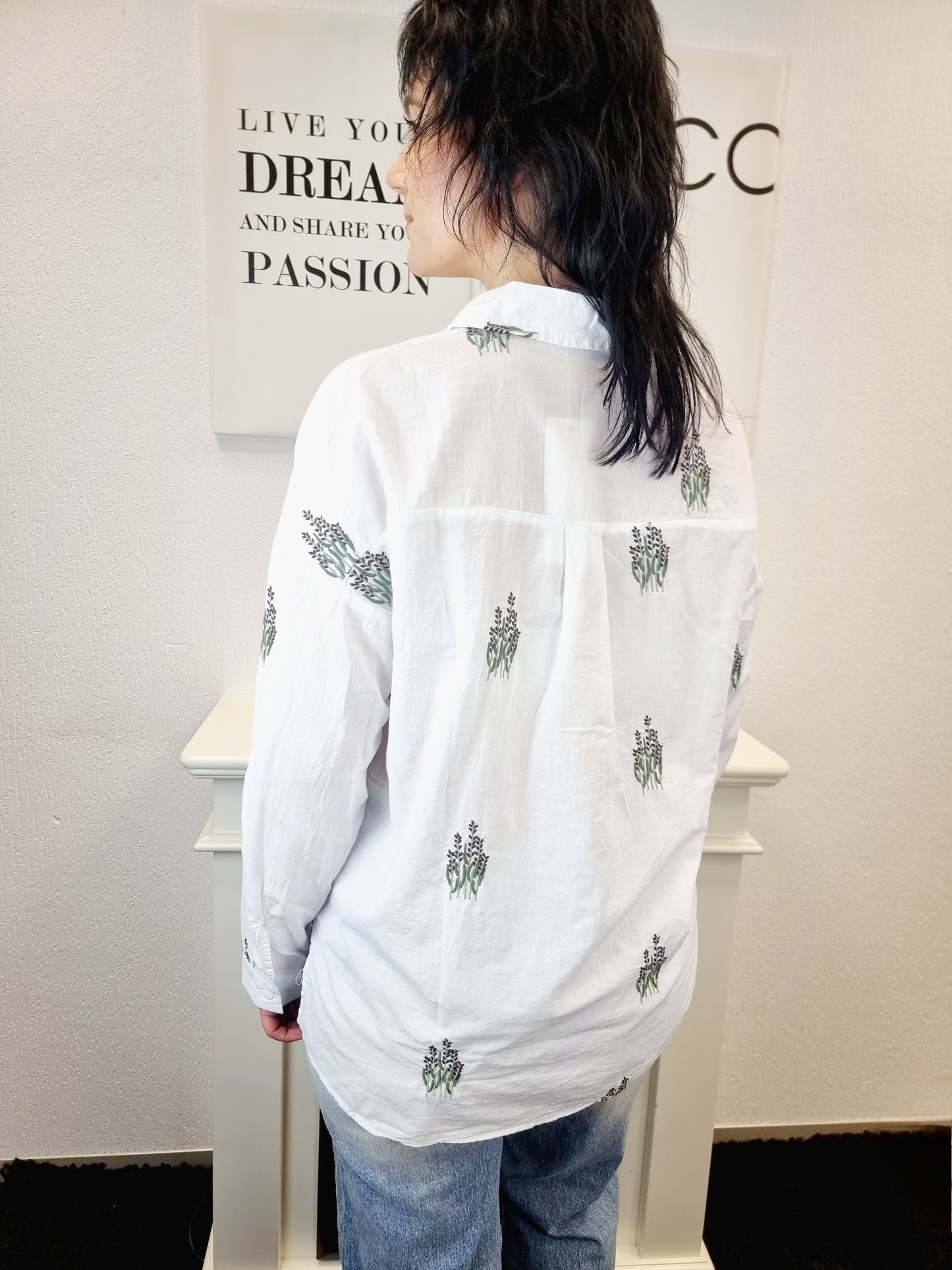 Baumwollbluse mit Lavendel Blumen Stickereien