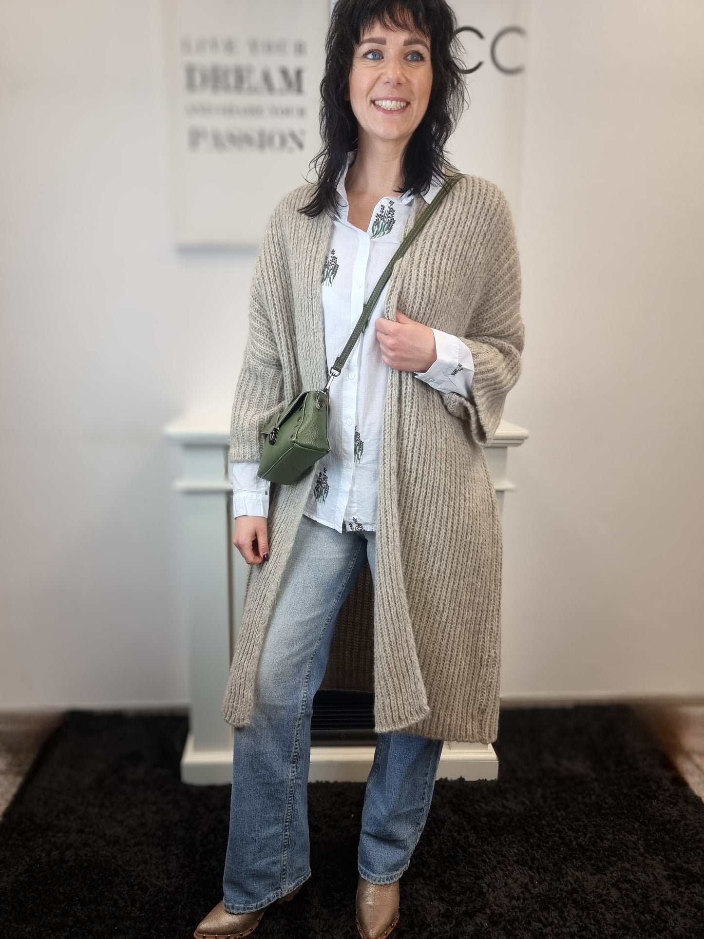 Baumwollbluse mit Lavendel Blumen Stickereien