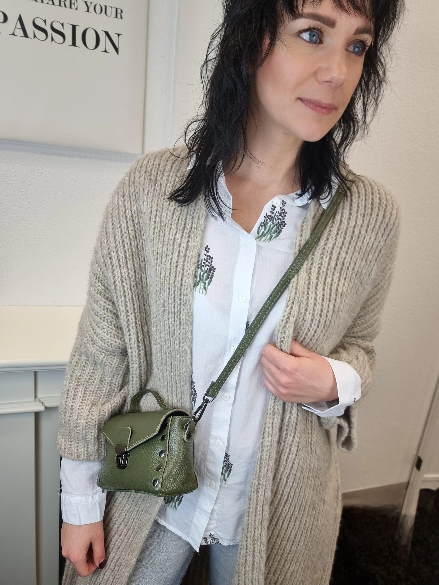Baumwollbluse mit Lavendel Blumen Stickereien