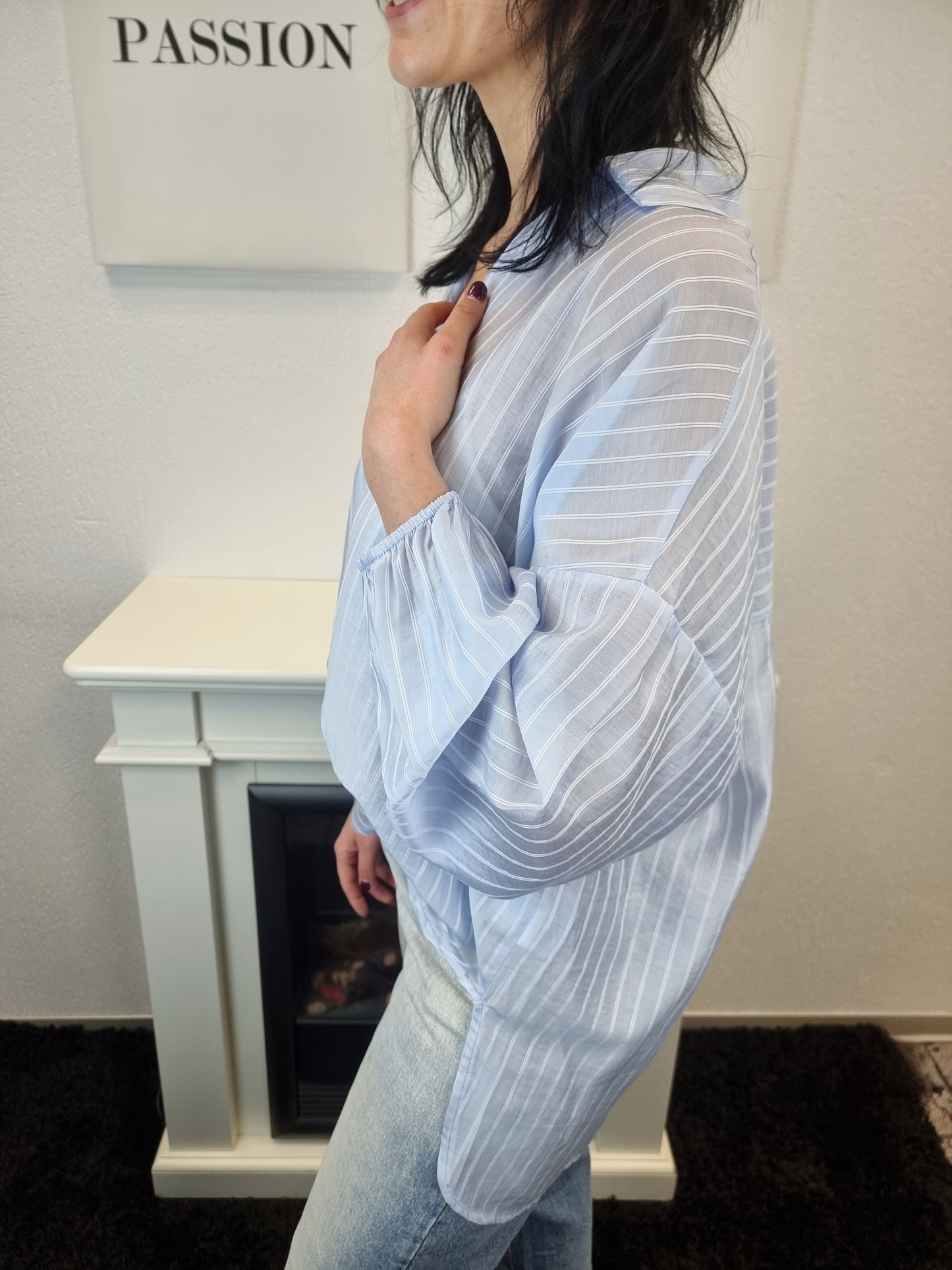 Bluse Langarm mit V-Ausschnitt in Hellblau und weißen Streifen