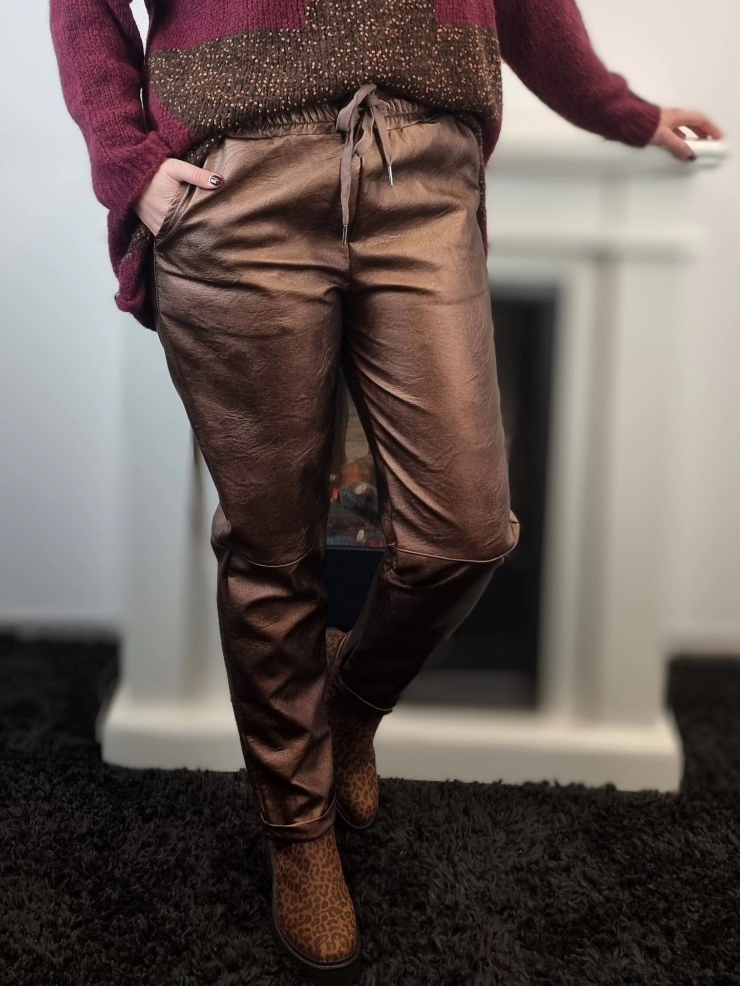 Jogpants in Lederoptik mit Stretchbund in Bronze