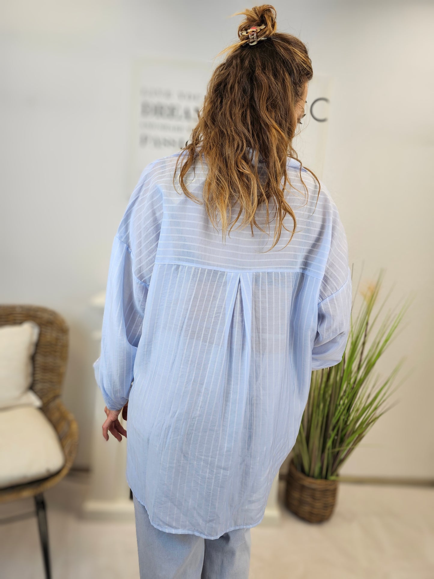 Bluse Langarm mit V-Ausschnitt in Hellblau und weißen Streifen
