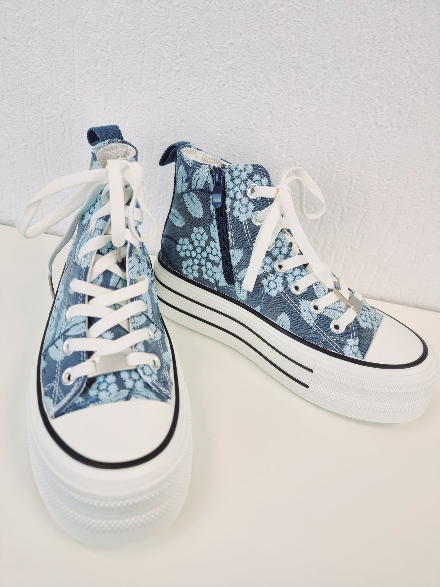 Hohe Sneaker Canvas Blau/Weiß Jeansstoff-Turnschuhe mit Stickerei