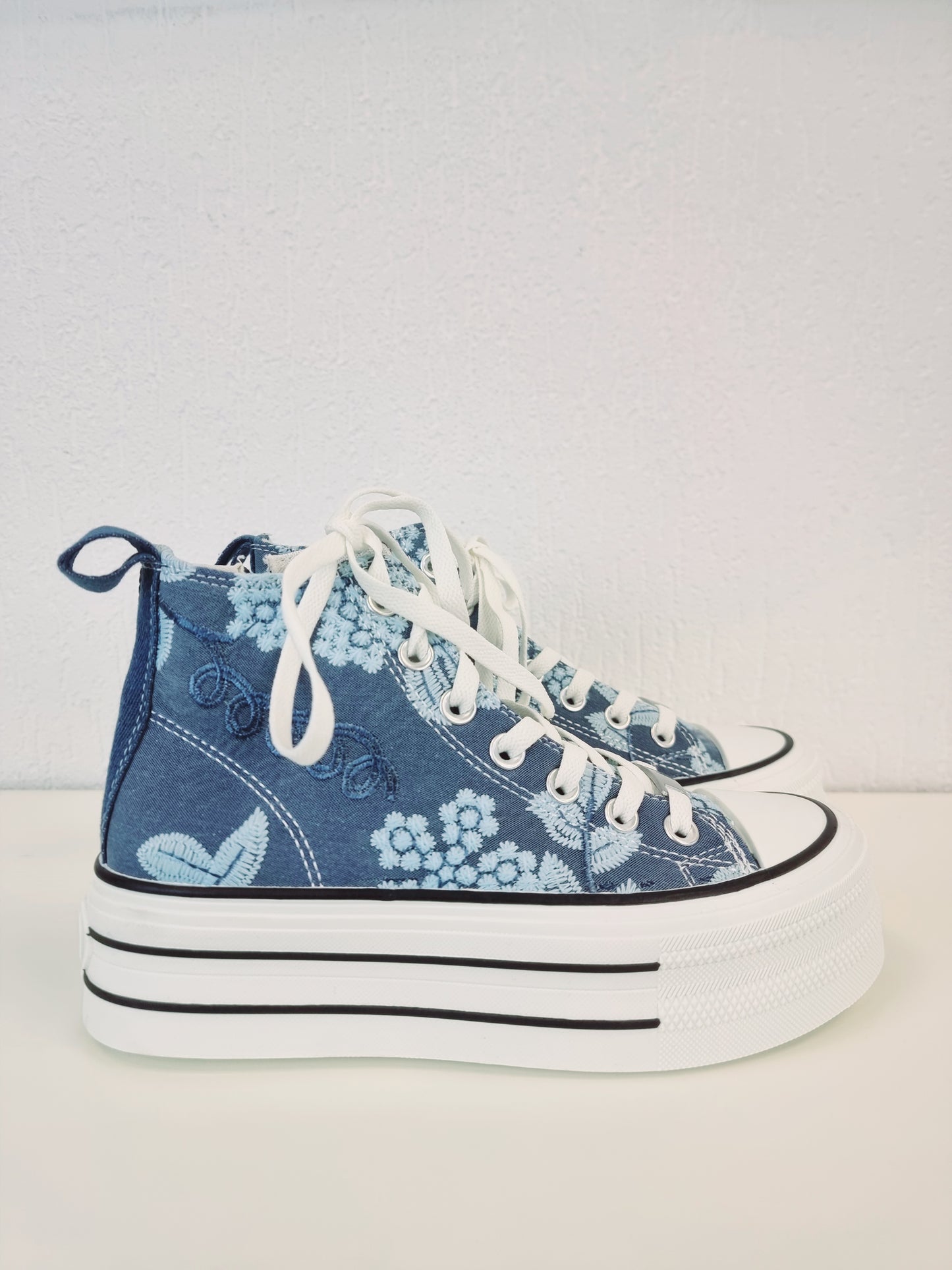 Hohe Sneaker Canvas Blau/Weiß Jeansstoff-Turnschuhe mit Stickerei
