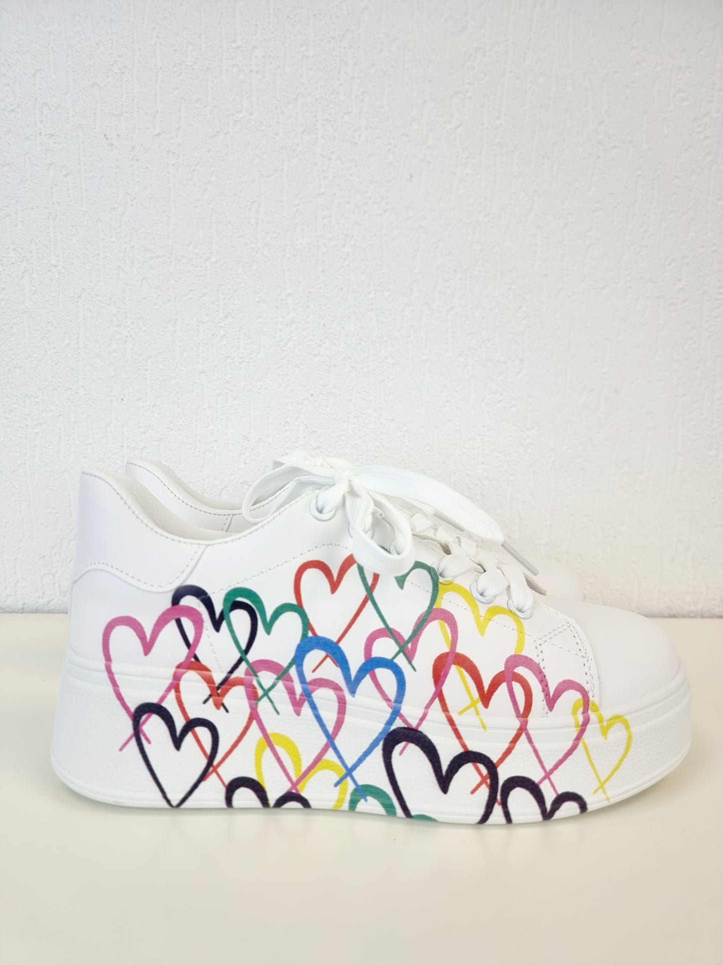 Sneaker mit bunten Herzen und dickerer weißer Sohle