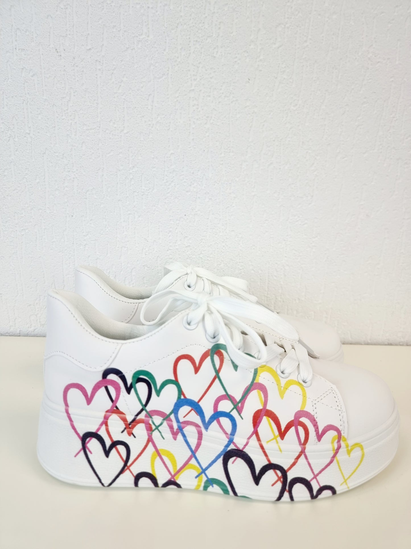Sneaker mit bunten Herzen und dickerer weißer Sohle