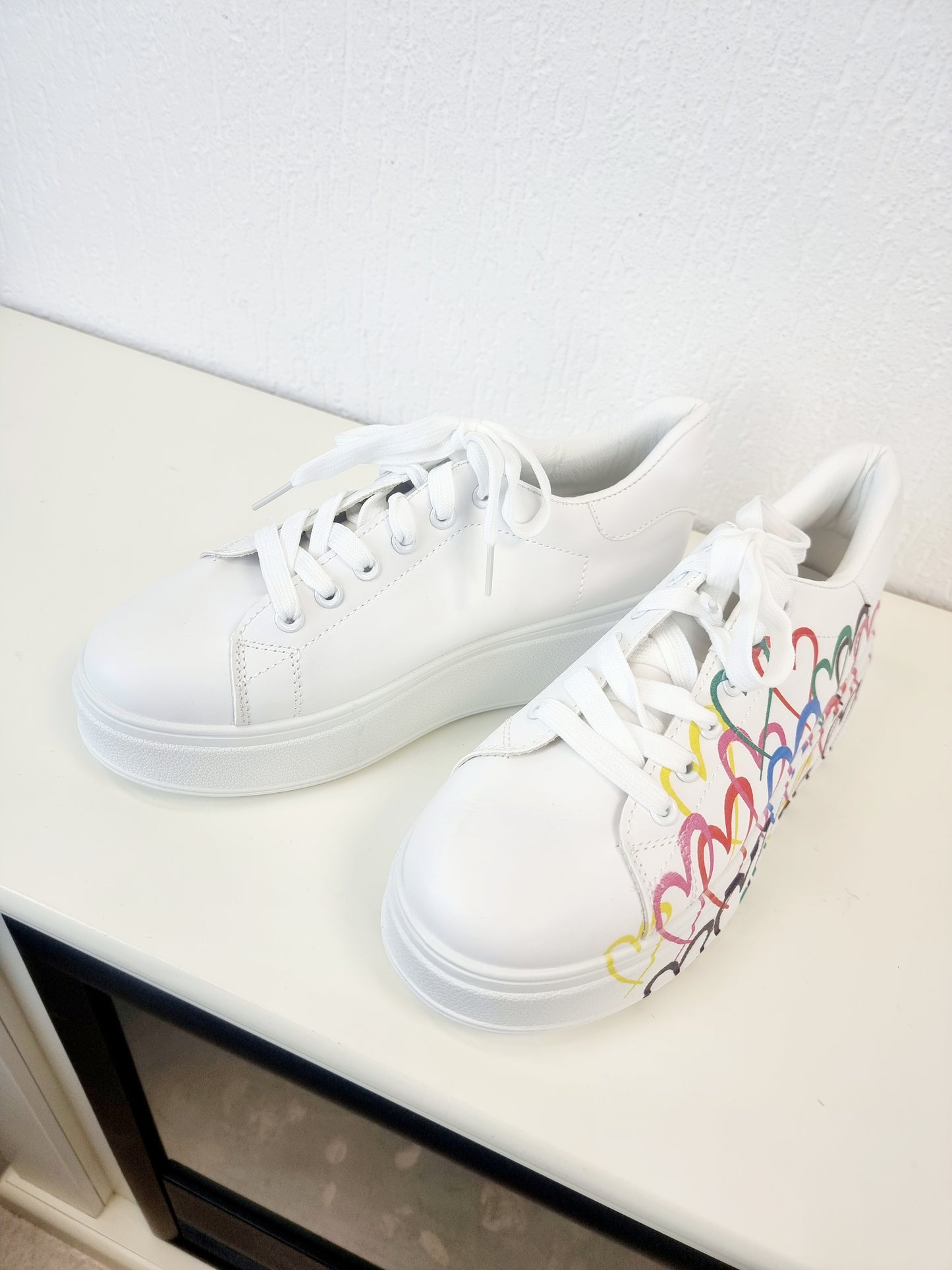 Sneaker mit bunten Herzen und dickerer weißer Sohle