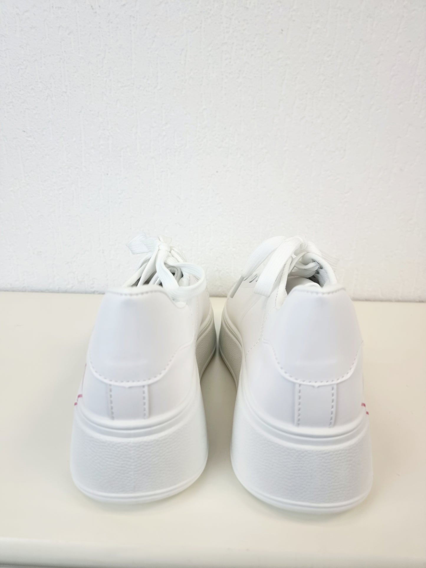 Sneaker mit bunten Herzen und dickerer weißer Sohle