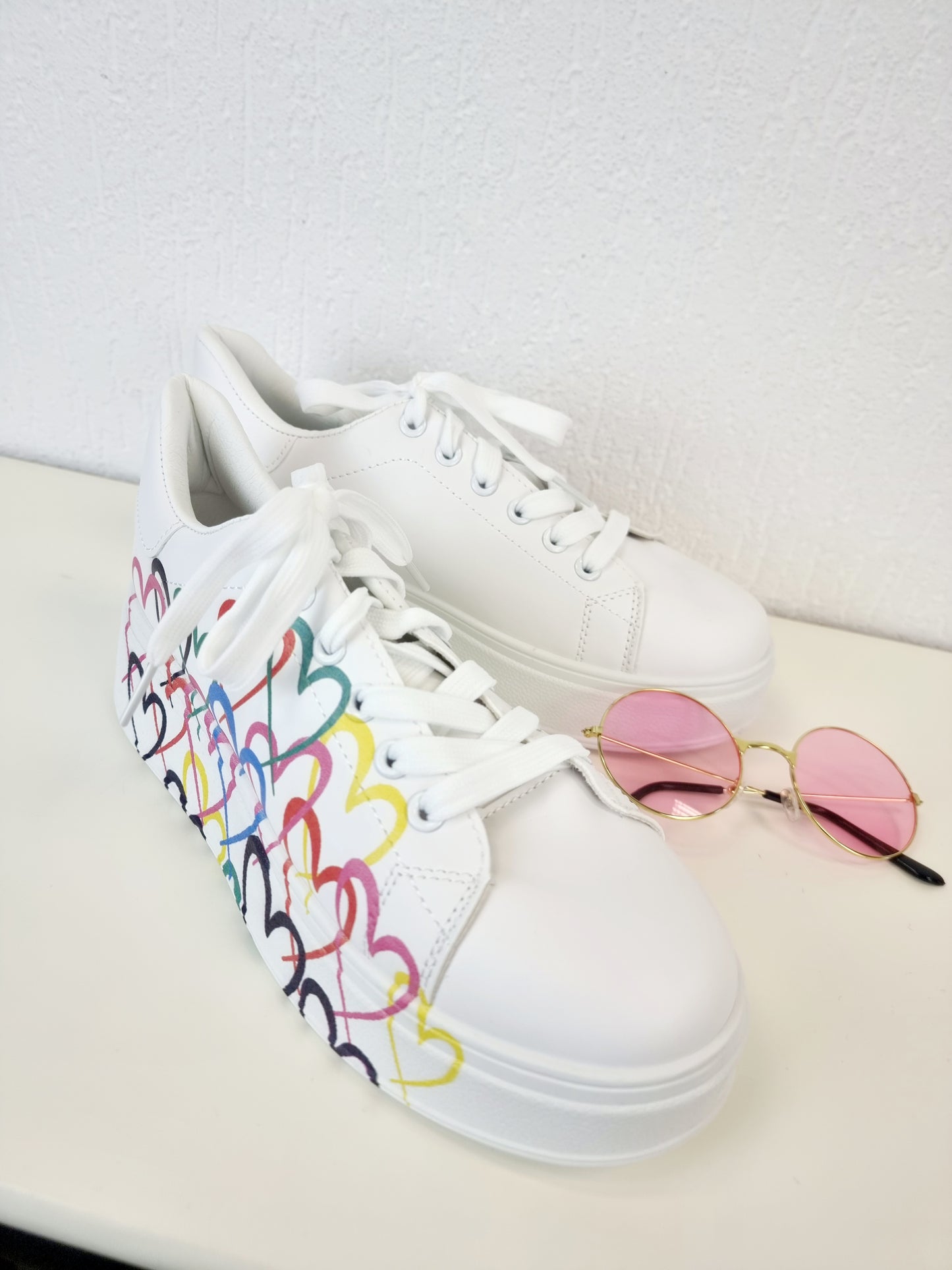 Sneaker mit bunten Herzen und dickerer weißer Sohle
