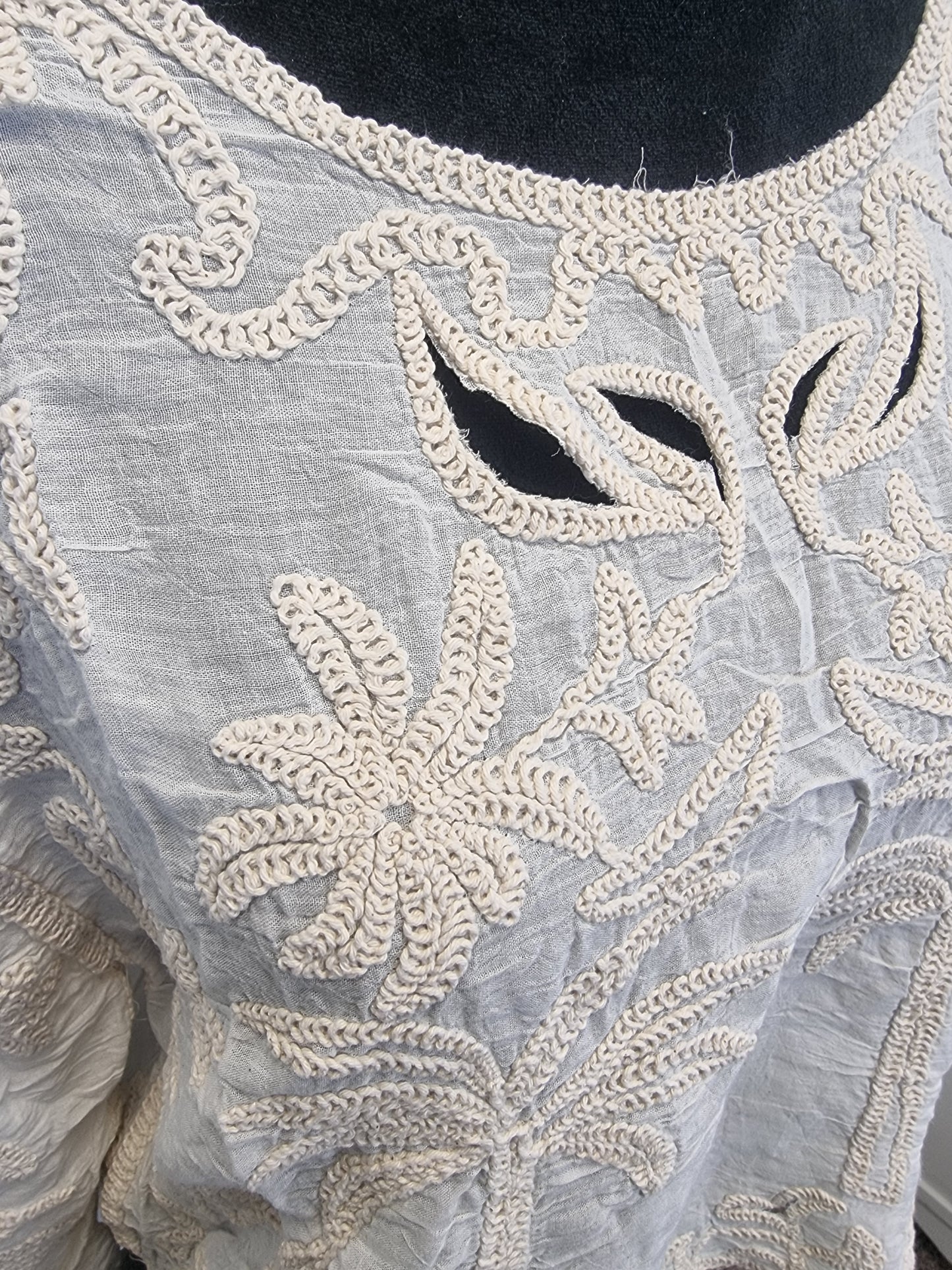 Boho-Spitzenbluse -Hippibluse, kurze Bluse mit Trompetenärmel in 2 verschiedenen Naturtönen