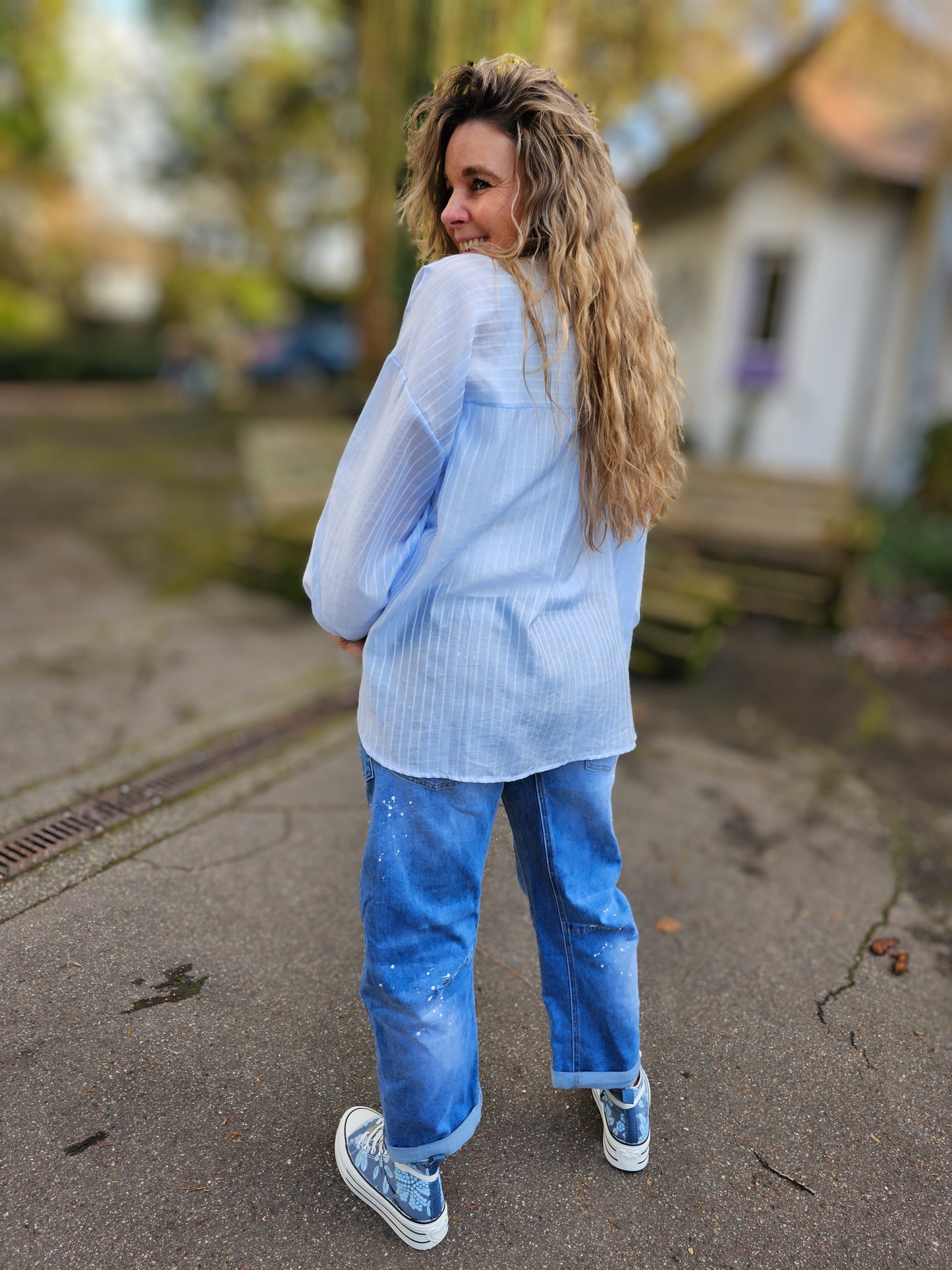 Bluse Langarm mit V-Ausschnitt in Hellblau und weißen Streifen