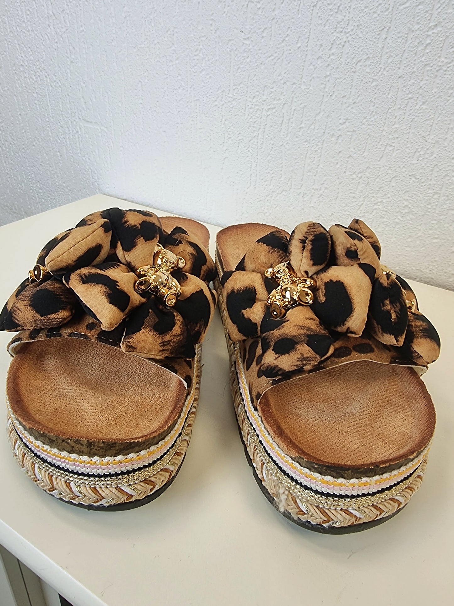 Pantolette Leo mit 2 kleinen Bär-StickerDamen Leoparden Muster Keil Sandalen mit dicker Sohle, Damen Pantoletten