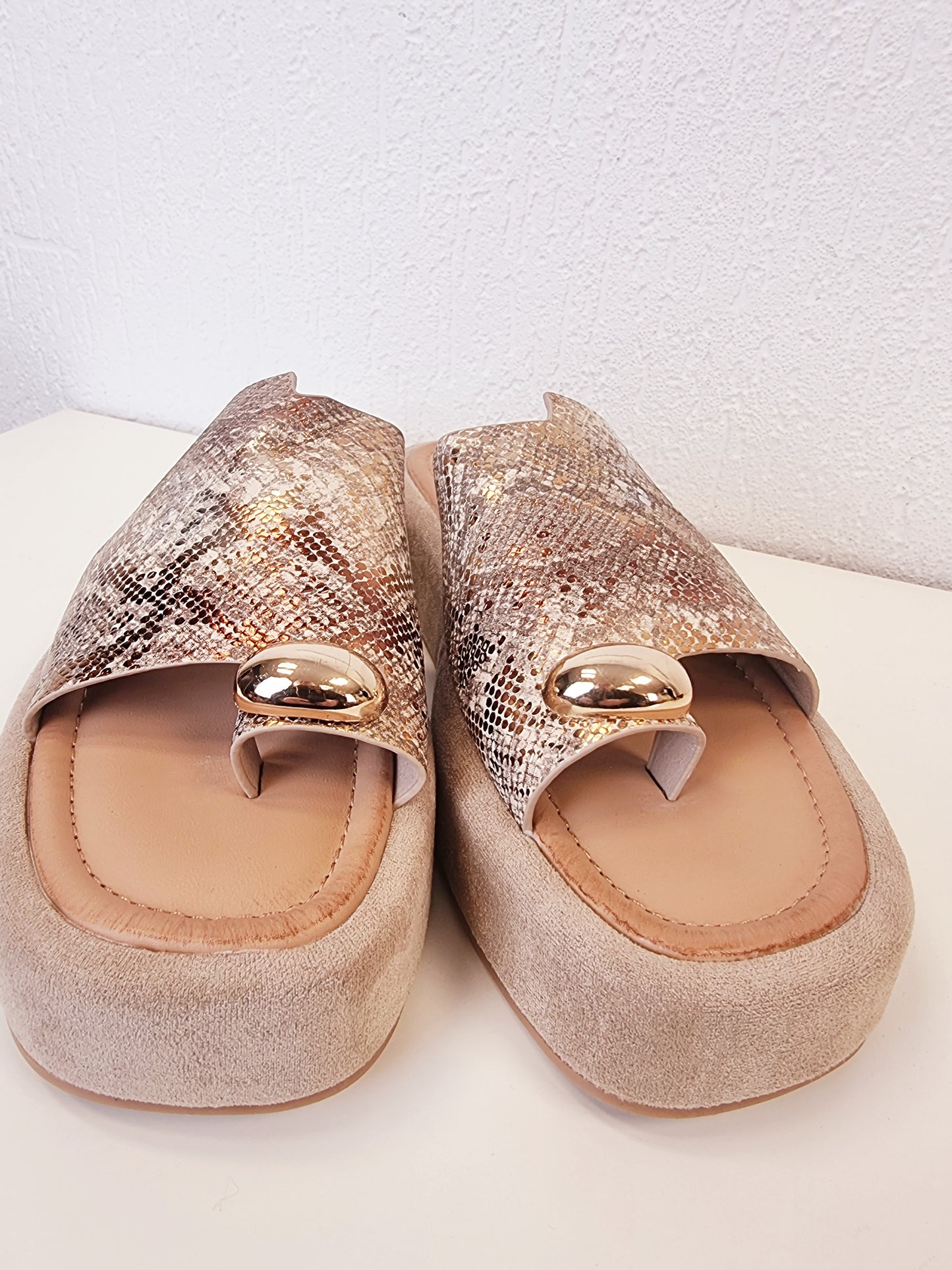 Zehentrenner Pantolette Schlangenmuster Snake Goldtöne Sandale