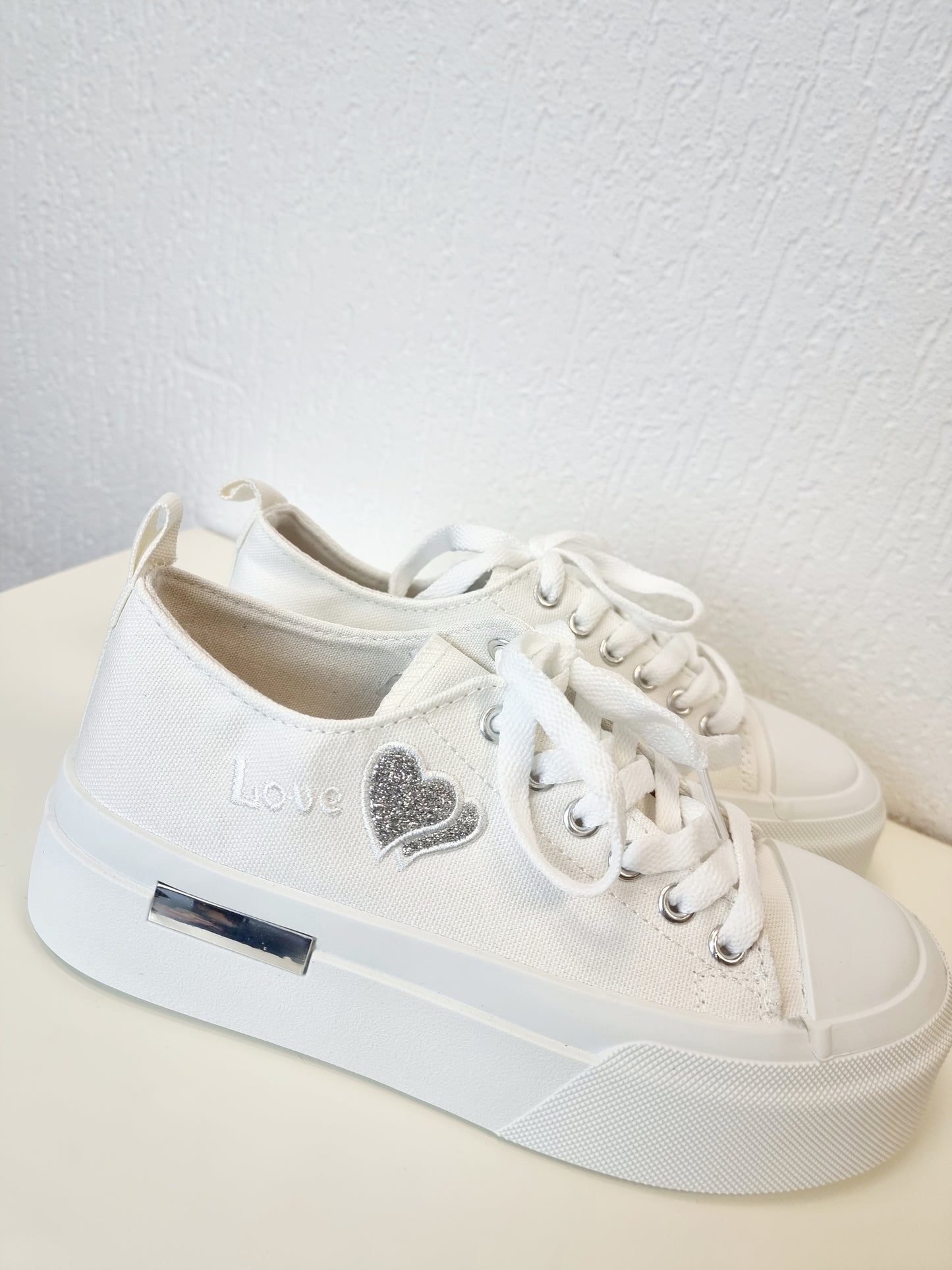 Weisser Sneaker aus Canvas mit Glitzer-Herz in Silber