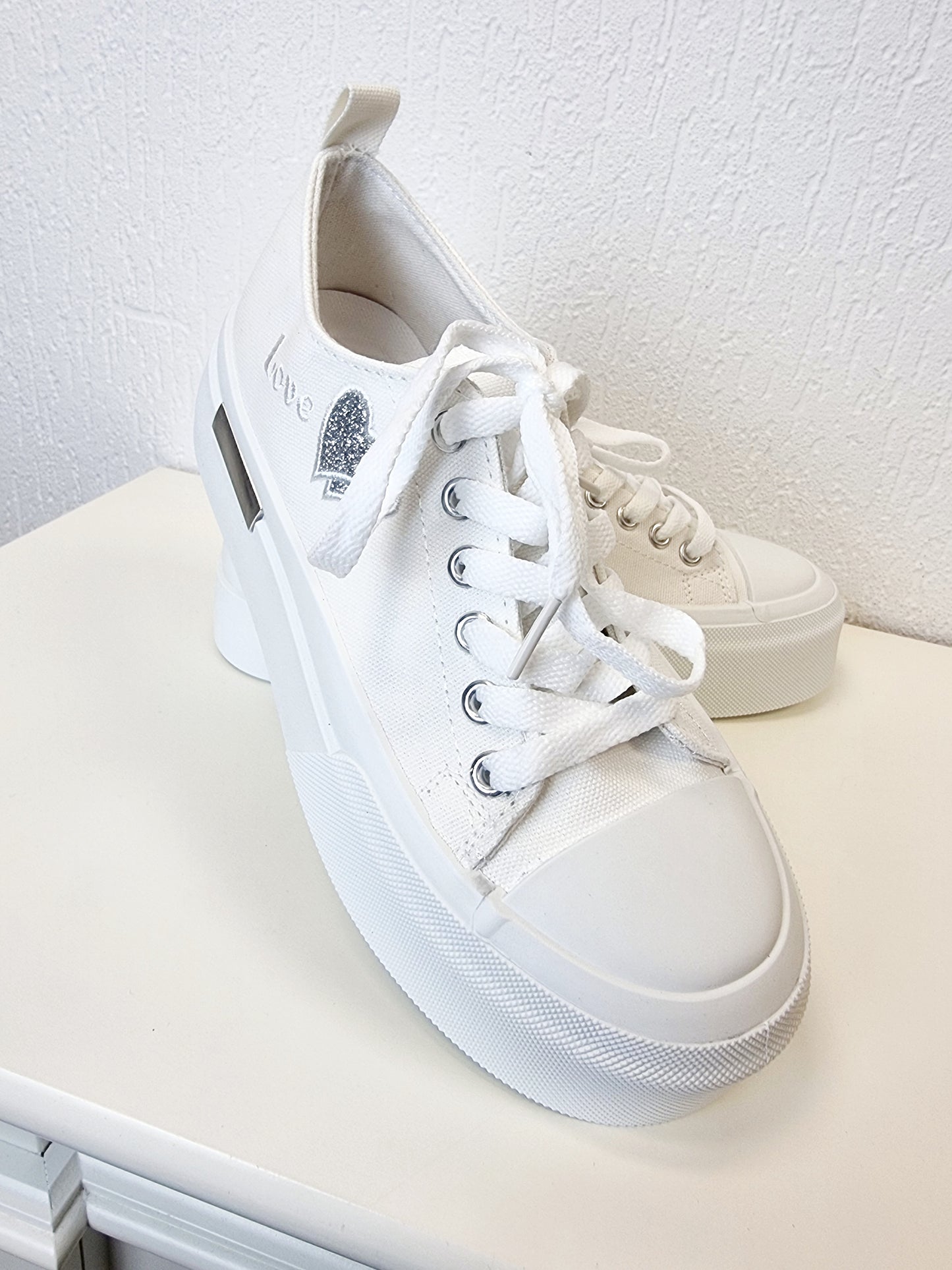 Weisser Sneaker aus Canvas mit Glitzer-Herz in Silber