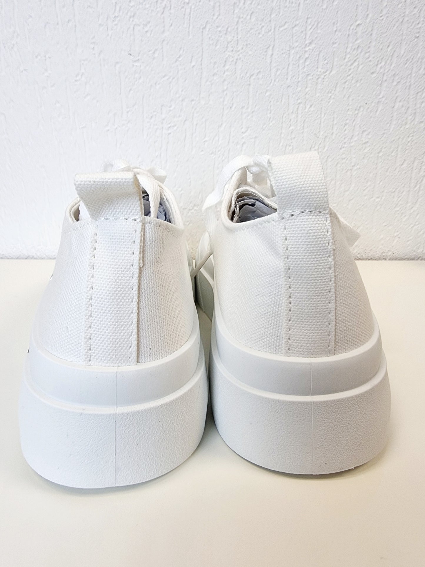 Weisser Sneaker aus Canvas mit Glitzer-Herz in Silber