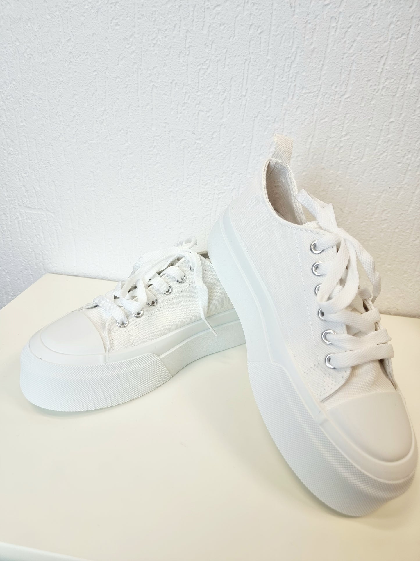 Weisser Sneaker aus Canvas mit Glitzer-Herz in Silber