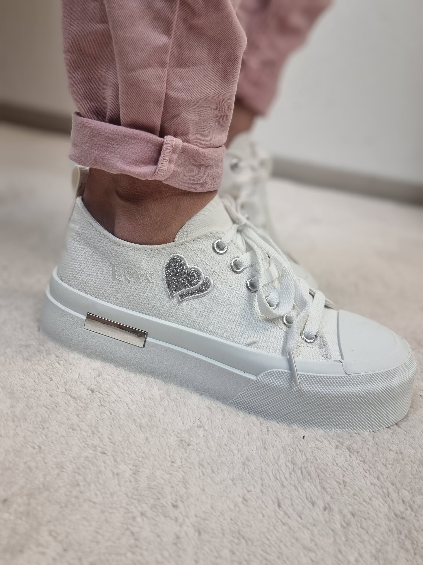 Weisser Sneaker aus Canvas mit Glitzer-Herz in Silber