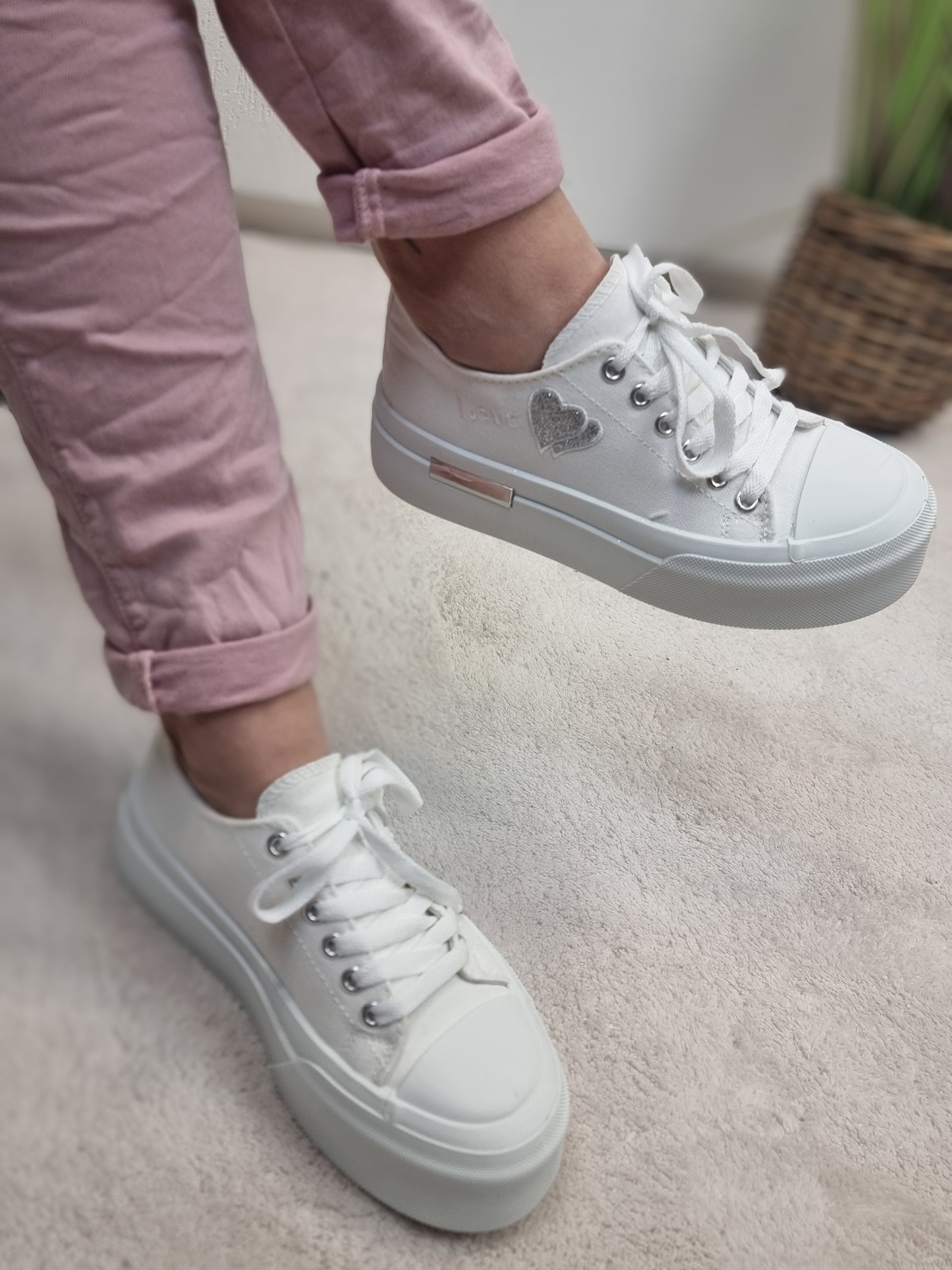 Weisser Sneaker aus Canvas mit Glitzer-Herz in Silber