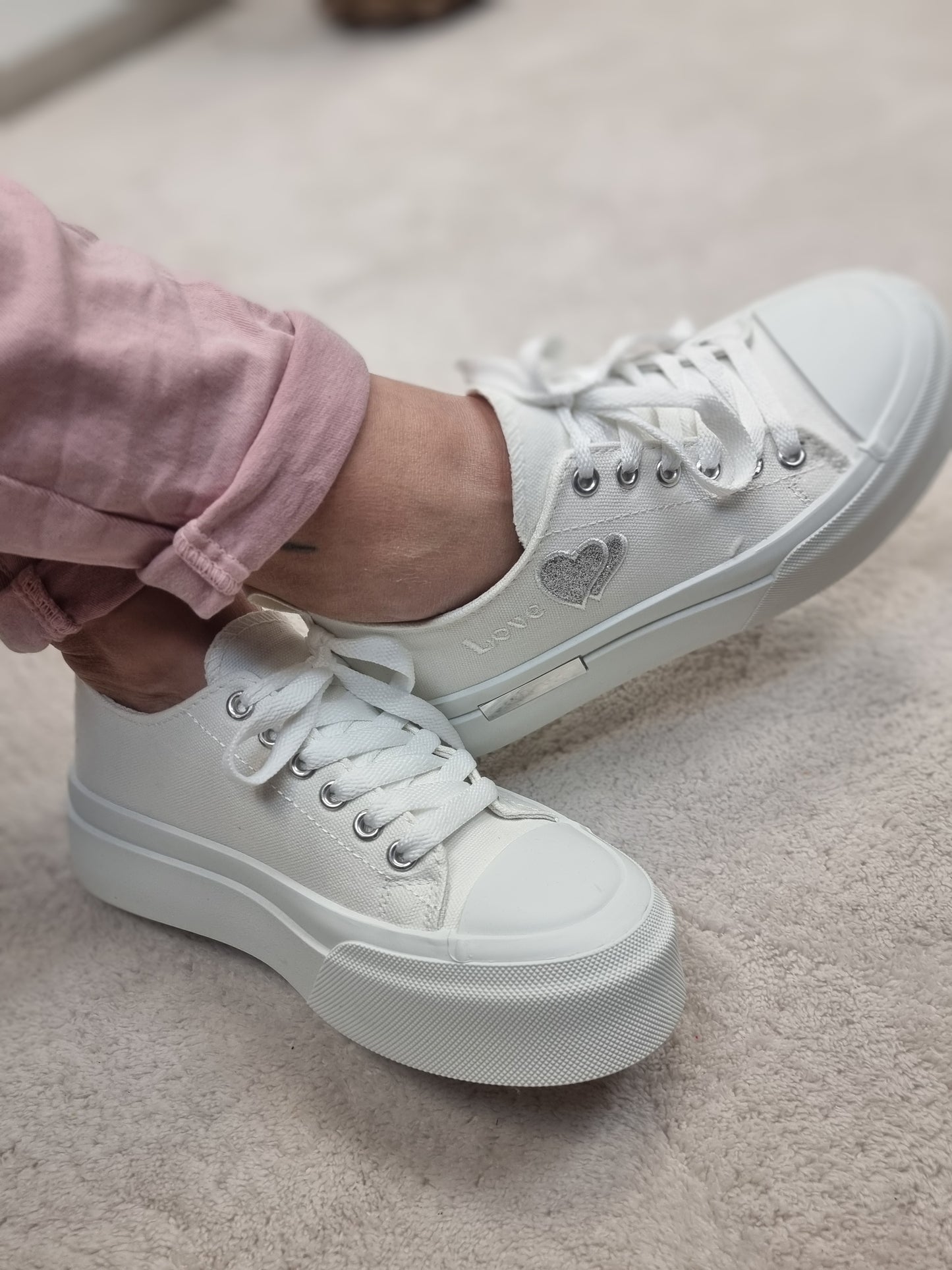 Weisser Sneaker aus Canvas mit Glitzer-Herz in Silber
