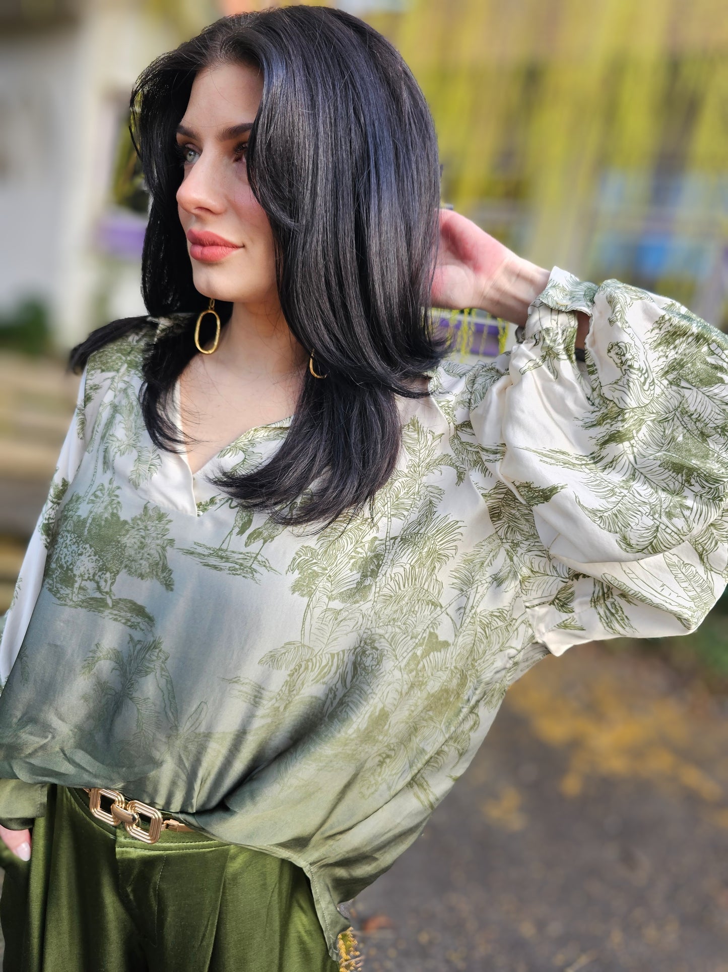 Seidenbluse mit waldgrünem Dschungel-Print