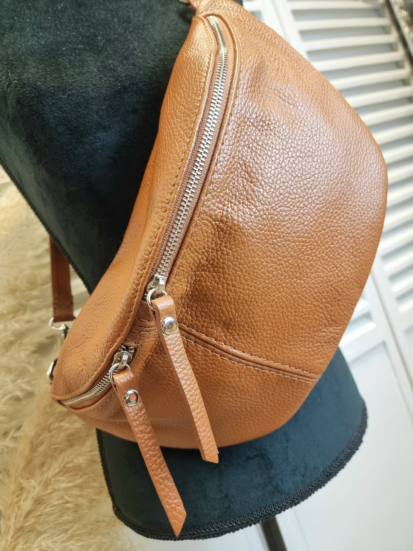 Crossbody-Bag Leder mit 2 Reißverschlüssen in Cognac